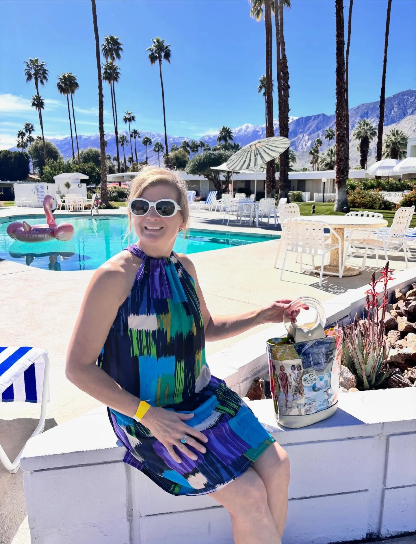 Greg and I have a joke that I never see Palm Springs in the daylight because we arrive at dinner and we leave the motel at 5:00 am to set up for the market, then start for home when it ends. We came a day early before the @modernism_yard_sale to tour