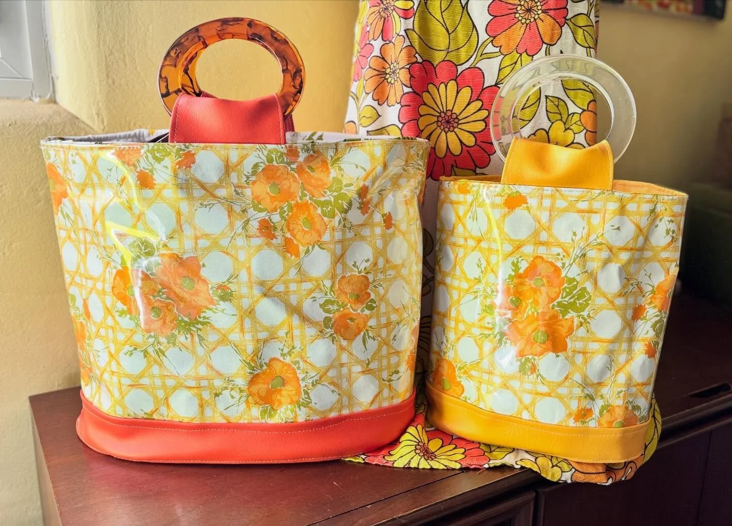 @mod_studio had this fun vintage wallpaper at @modernism_yard_sale last weekend. This Sunday it&rsquo;s been transformed into these cool new handbags I&rsquo;ll have @psvintagemarket. #vintagestyle

#chellesummer #handmade #handbags #palmsprings