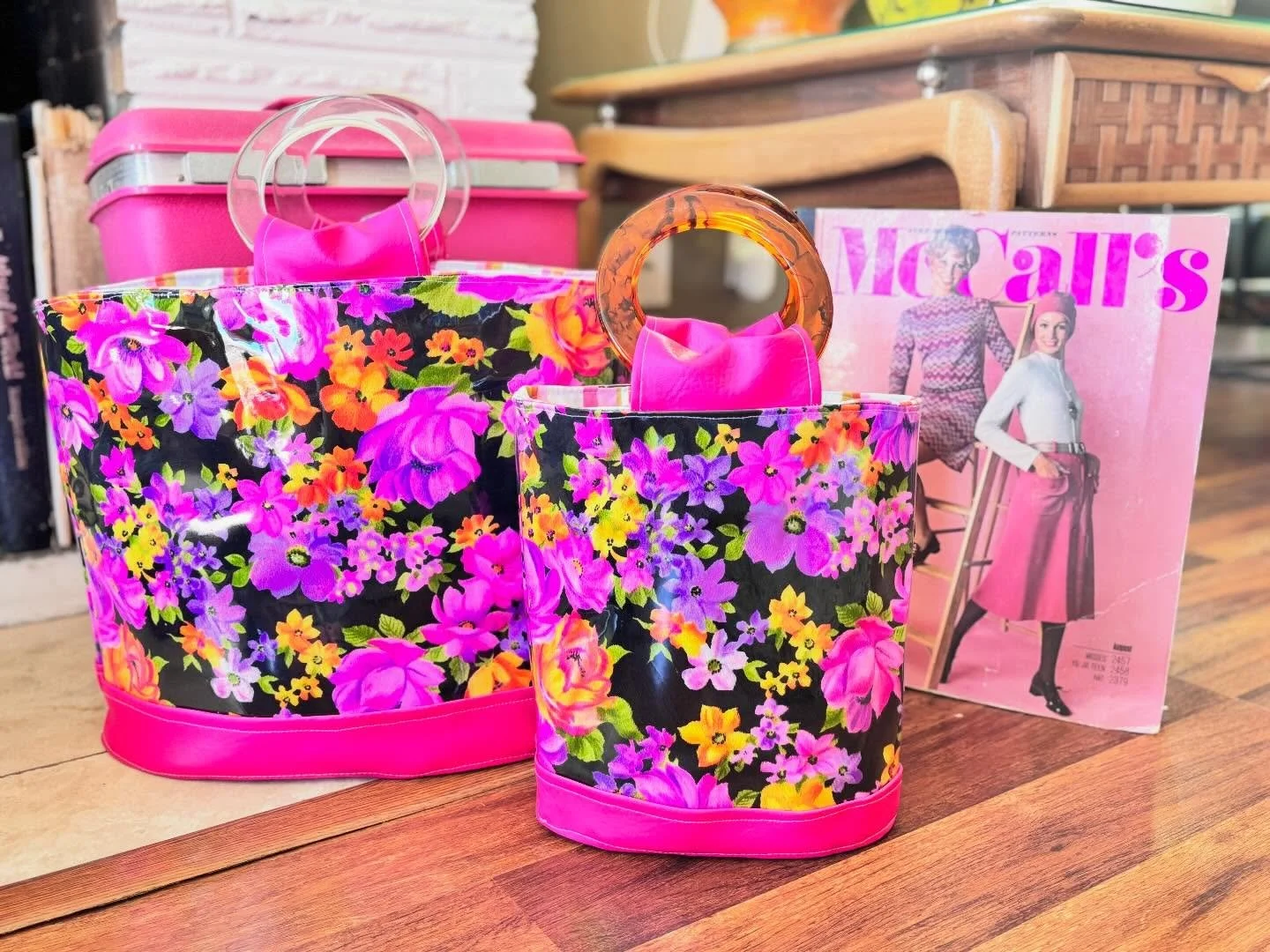 I&rsquo;ll let this vintage floral print from So-Fro fabrics via @eschvintage speak for itself. Find the handbags at @psvintagemarket tomorrow. 

#chellesummer #vintagestyle #handmade #handbags #palmsprings