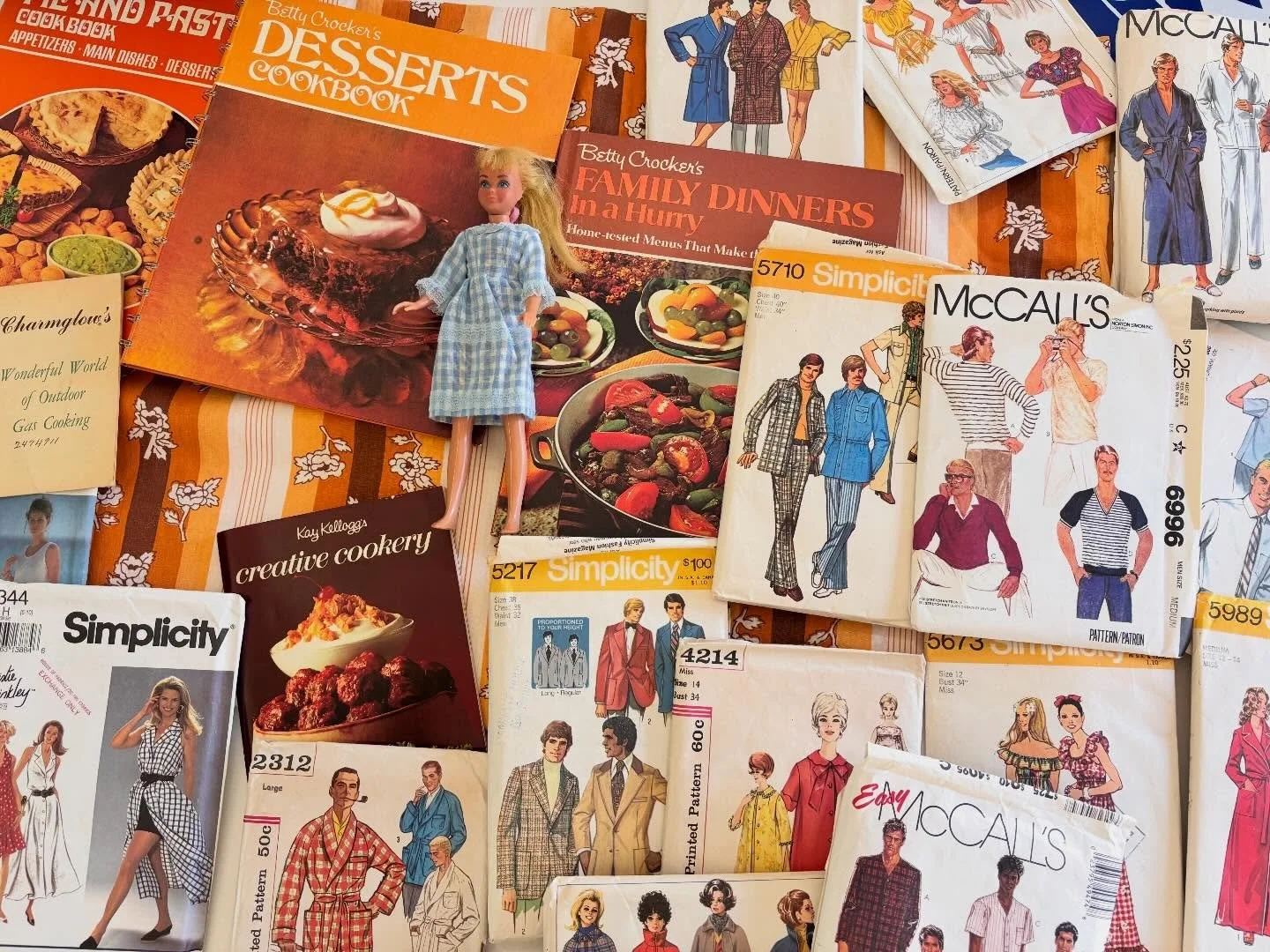 Friday morning estate sale shopping. Some great graphics on those man patterns. I can&rsquo;t wait to whip them into a pool bag. Skipper, well, sometimes I can&rsquo;t leave someone behind. Thank you @glestatesalesabq (and Fiestas Estate Sales)! Happ