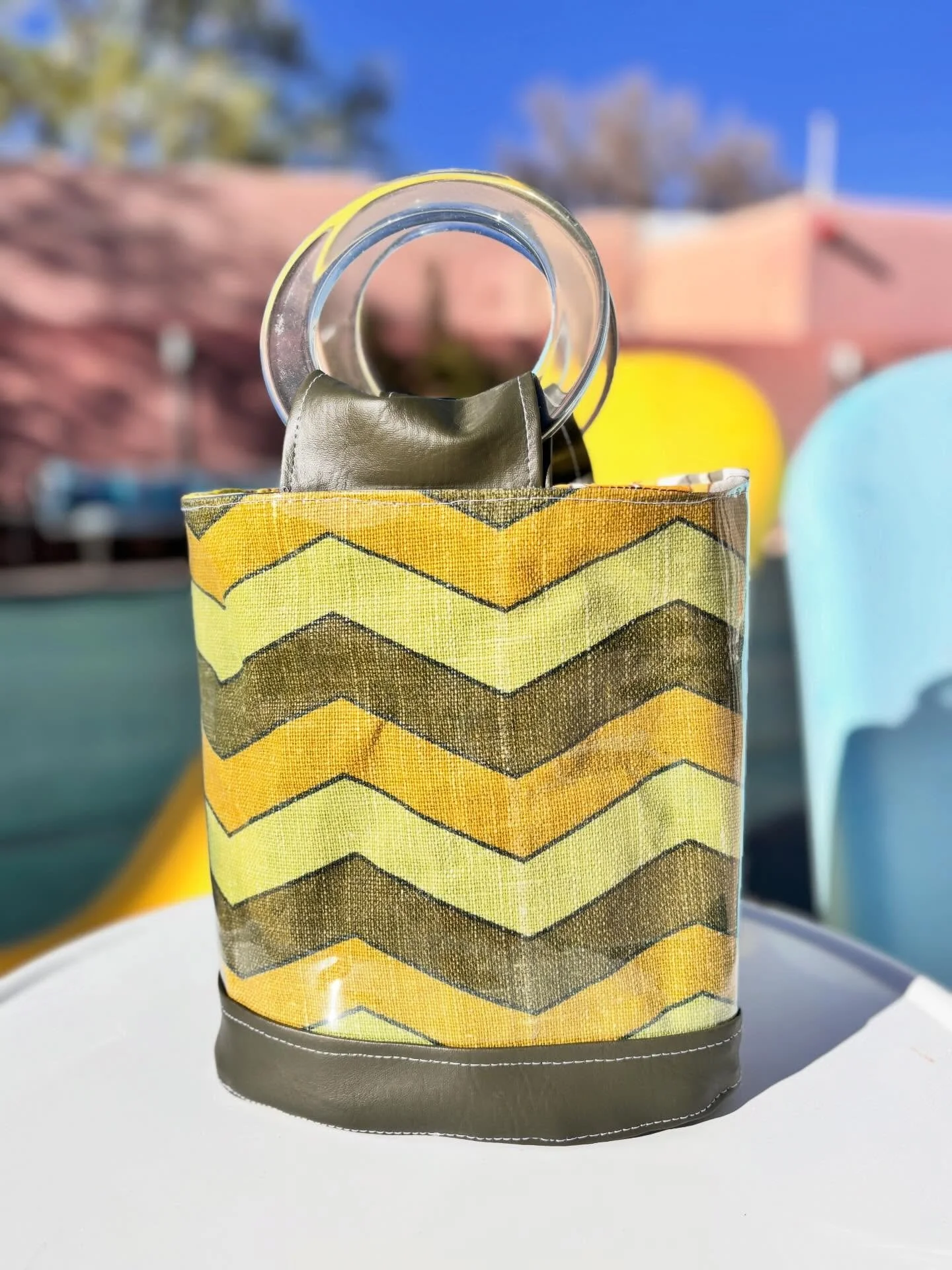 It screams &ldquo;Vera Neumann-Charlie Brown inspired placemats.&rdquo; Find the handbag in the boutique at www.chellesummer.com. #vintagetextiles

#chellesummer #handmade #handbags #vintagestyle