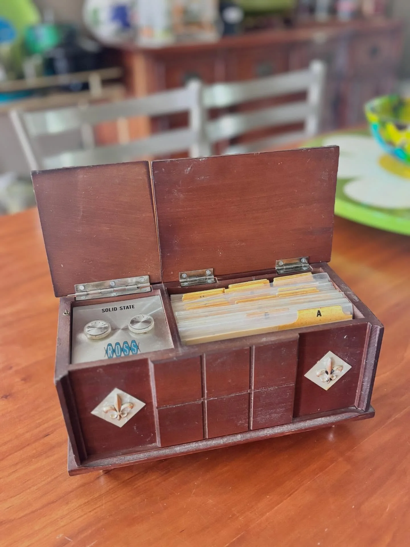 I bought a lot (definitely &ldquo;a lot&rdquo; of dessert recipes!) of hand-written recipes and vintage cookbooks from an estate sale auction last week. When I picked it up, this was also included&ndash; a recipe box radio, hifi style. I just saw som
