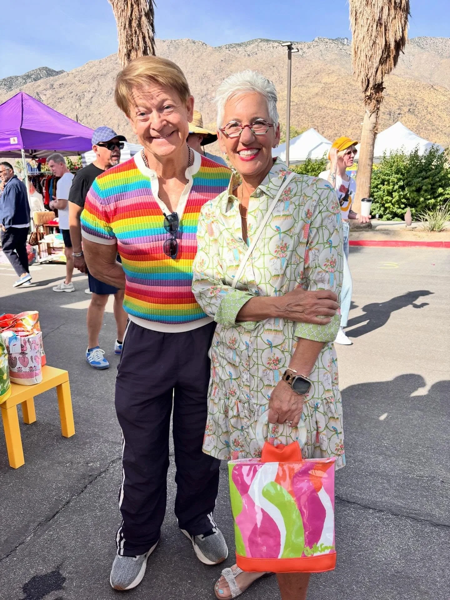 Fun scenes from today&rsquo;s @psvintagemarket- I sold one of my debut hand-painted bags to a woman named Peaches plus a slew of other handbags and dresses found new homes. And the Flaunt It bag came for a visit again this market. #palmspringsstyle

