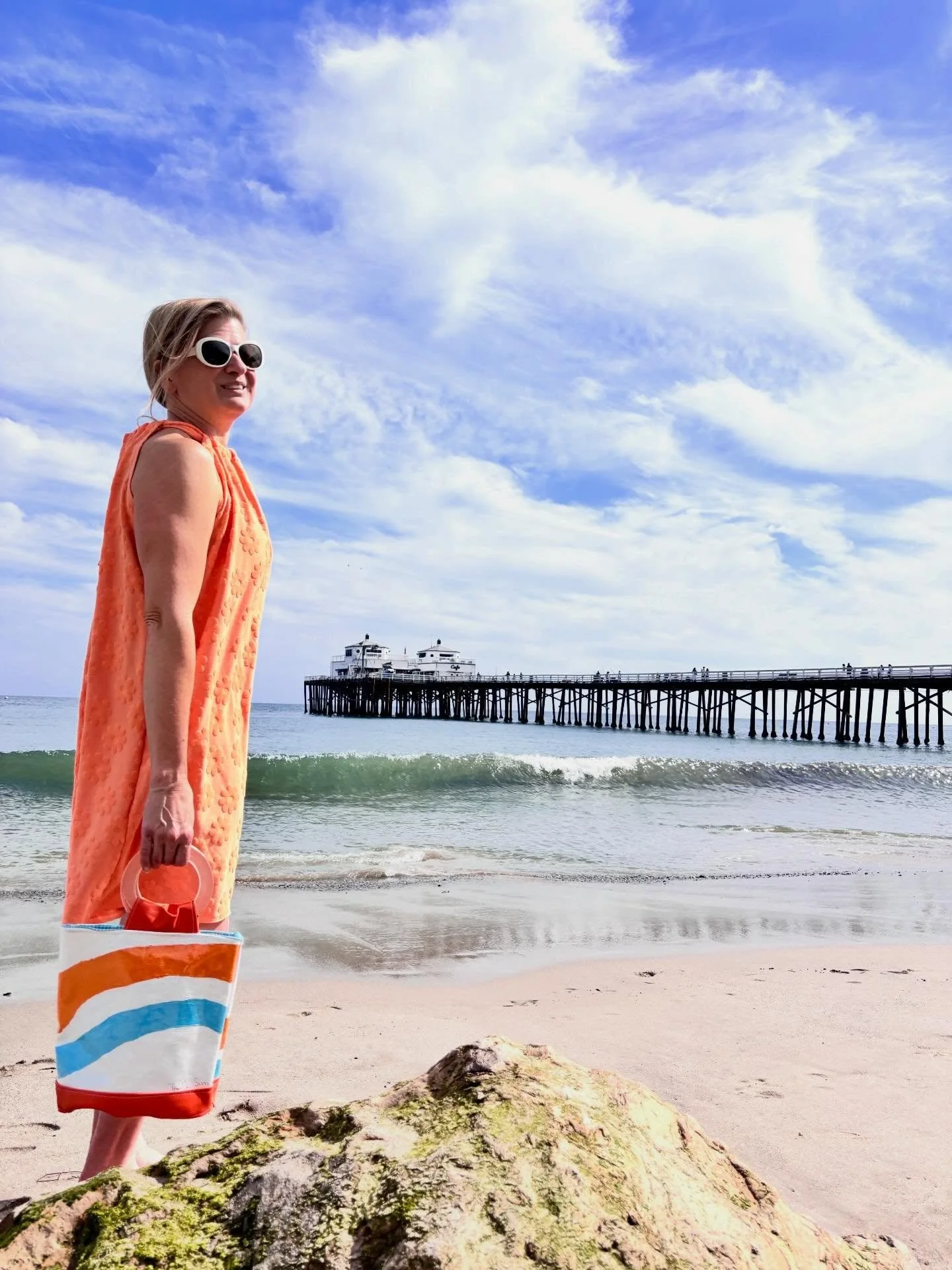 A scene from Malibu last week&ndash; I made the La Palma daisies dress using a new color I found- very tangerine. It&rsquo;s paired with one of my new hand-painted handbags. Find them both at www.chellesummer.com.

#chellesummer #mystyle #handmade #h