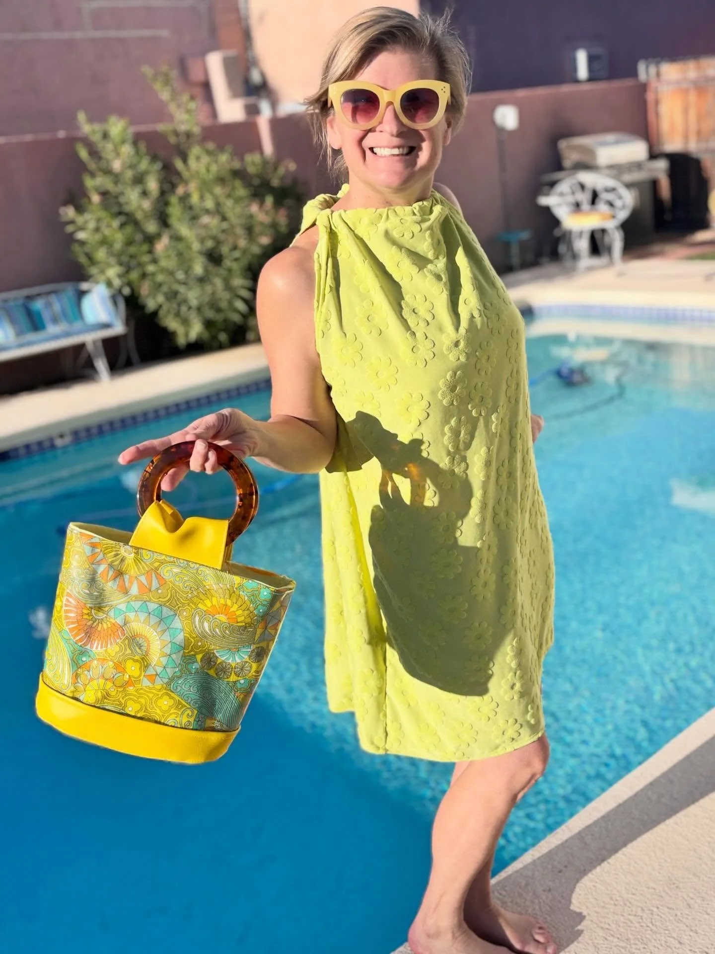 Fun little handbag made with a piece of vintage fabric and paired with a lime daisies La Palma Dress. Find them both @tikioasismarketplace in Scottsdale this weekend. #chellesummerstyle 

#mystyle #handmade #handbag #chellesummer
