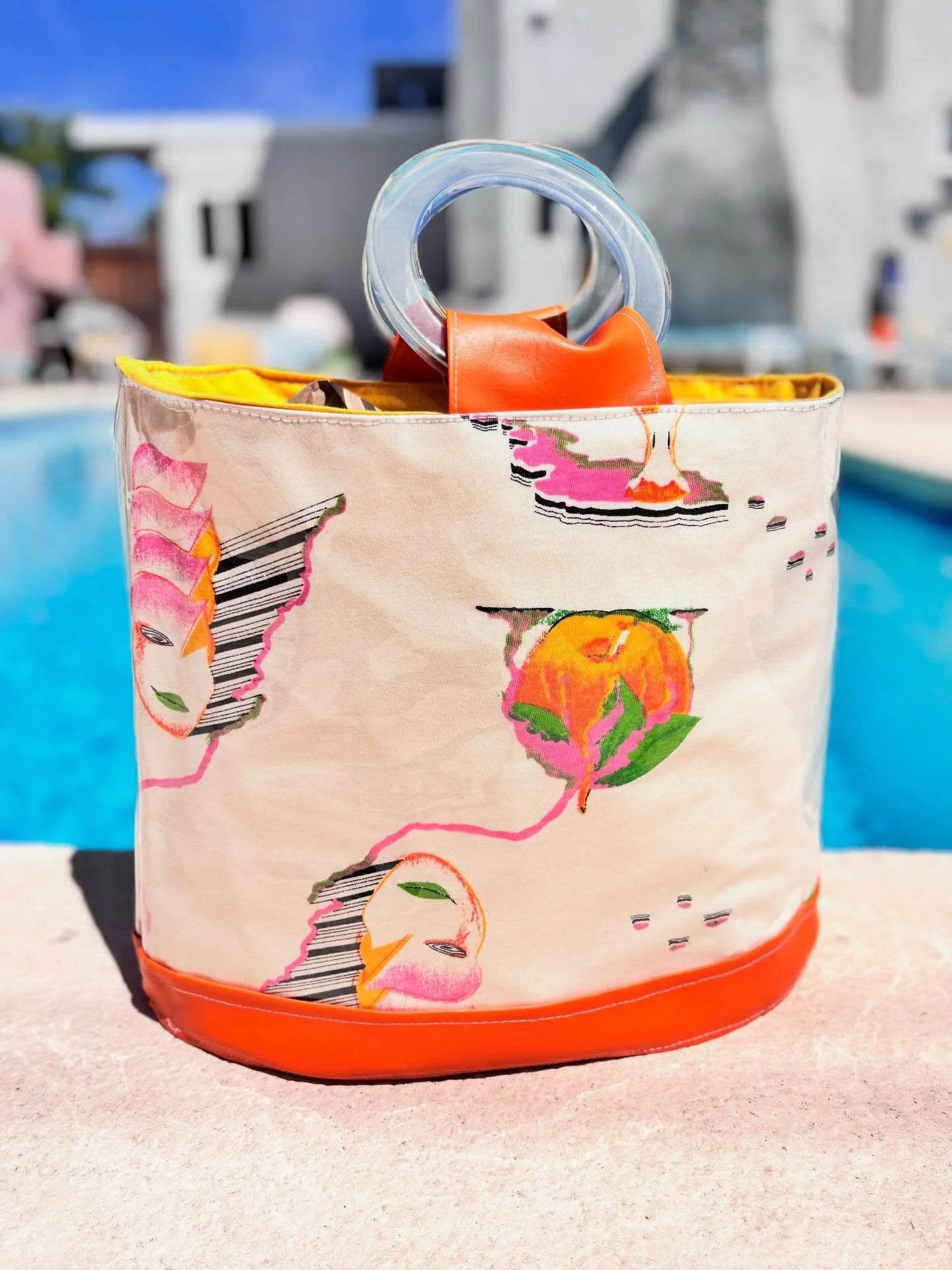 1980s Friday vibes&ndash; vintage fabric from a woman who did roller derby. May your weekend have the zaniness of this Chelle Summer Take Everywhere Bag. Find it online at www.chellesummer.com and next weekend at @psvintagemarket.

#vintagestyle #che