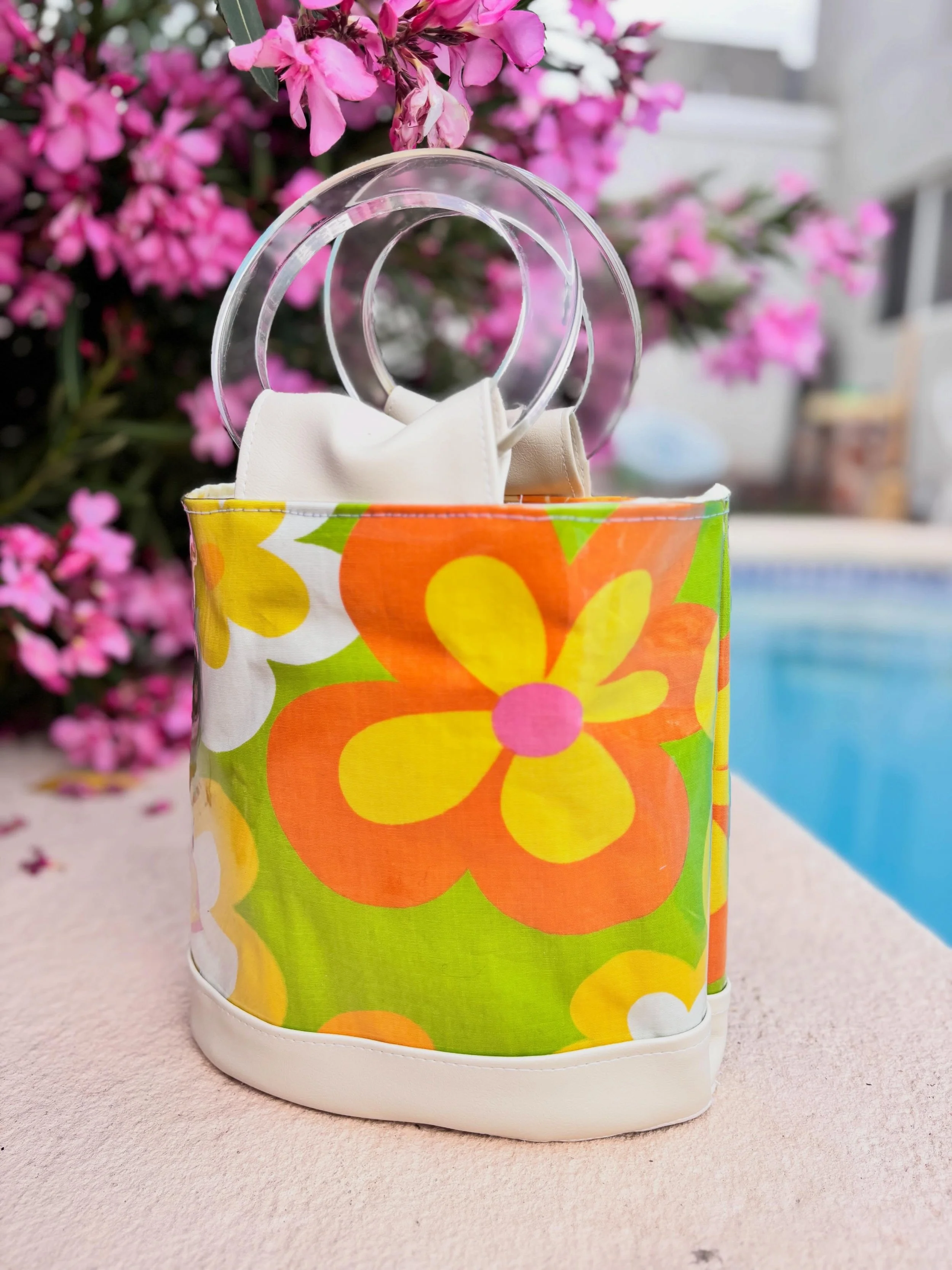 Happy Friday! Find this fun summer handbag made from vintage chintz (from @zimboretro at @psvintagemarket) on www.chellesummer.com.

#summerstyle #chellesummer #handmade #handbag #vintagestyle
