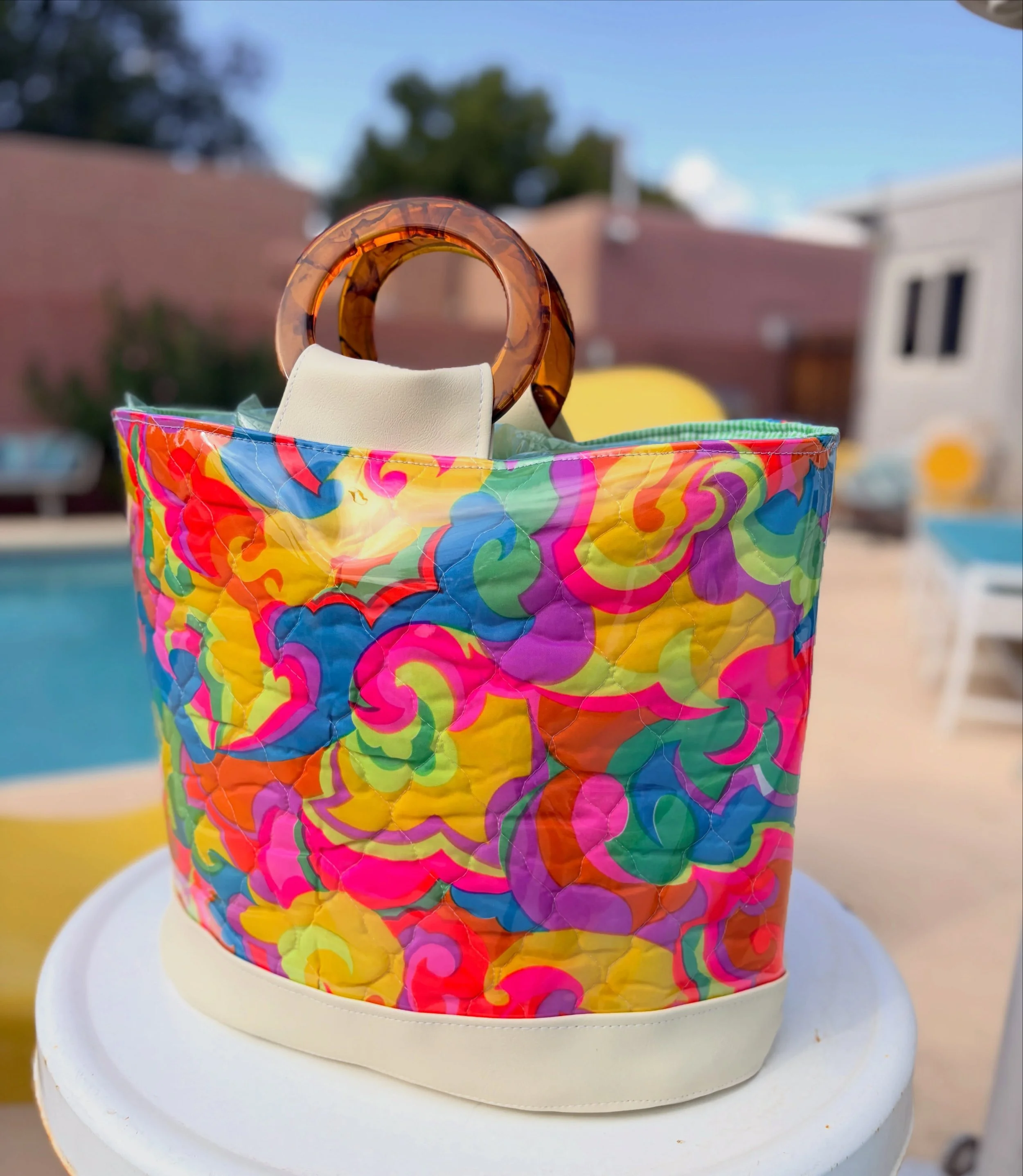 The 1970s/80s neon quilted fabric (from @eschvintage) reminds me of winter coats from my childhood. Find the Chelle Summer Take Everywhere Bag at @redo_market on August 30th and now at www.chellesummer.com.

#chellesummer #neon #dayglo #handmade #han