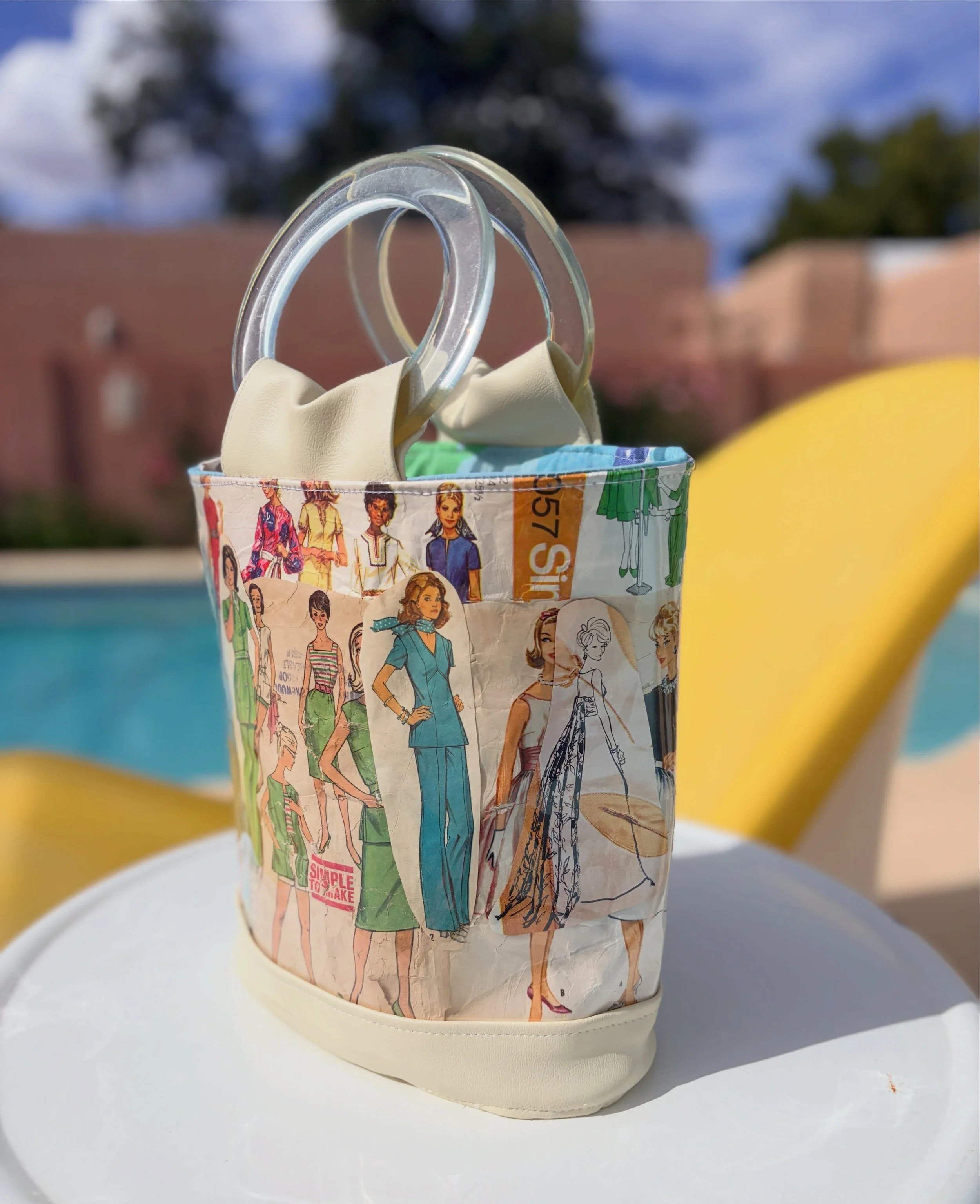 The vintage pattern bags often sell before I can post them (or finish them!). Here&rsquo;s the latest handbag version. Find it this Sunday at @redo_market and at www.chellesummer.com. #vintagestyle

#chellesummer #handmade #handbags #mystylr