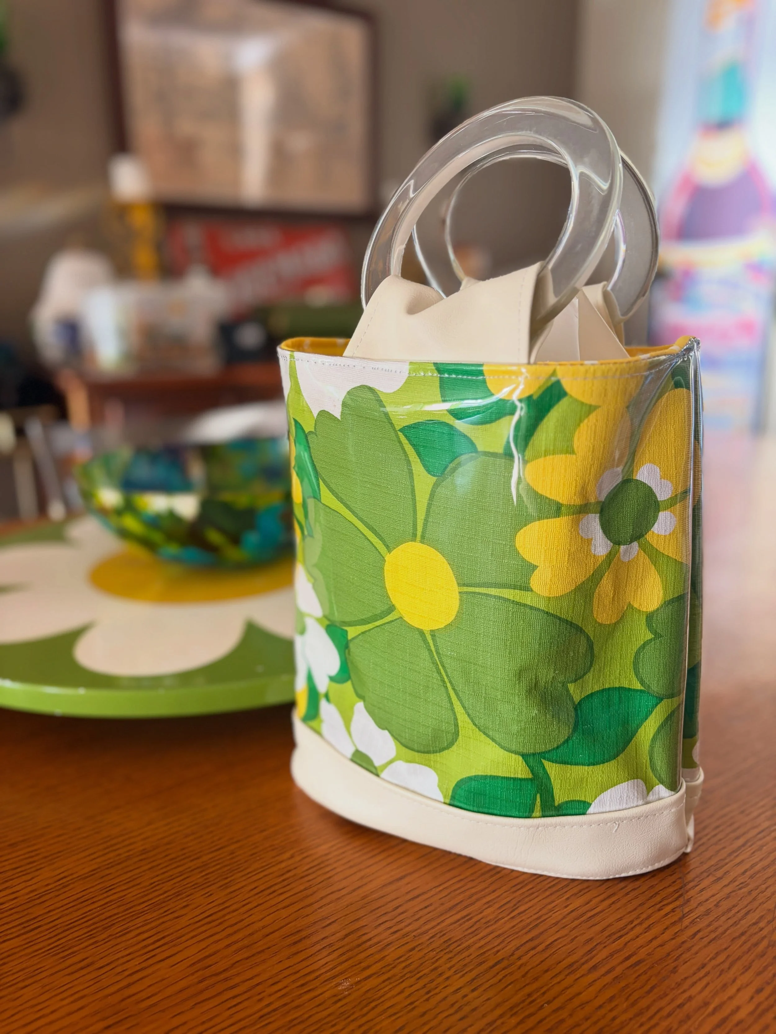 Dining room table-handbag matchy matchy. Find it Sunday ar @redo_market and at www.chellesummer.com.

#vintagestyle #chellesummer #mystyle #handmade #handbag