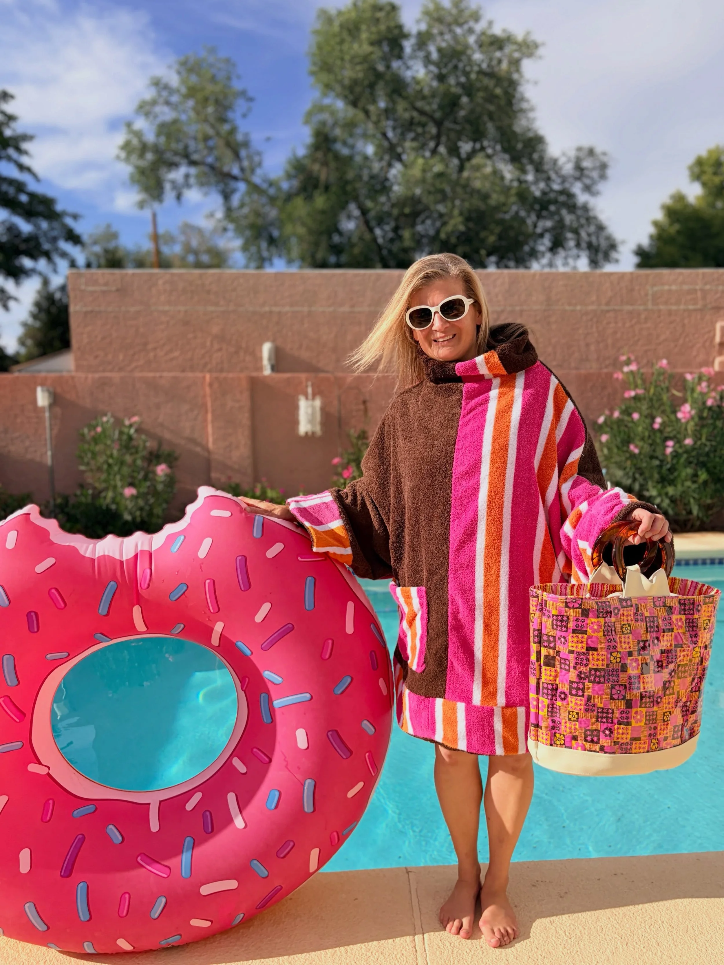 You might say I had a bit of donut inspiration. The coverup was made from vintage towels and the Take Everywhere Bag was created from a piece of vintage quilted fabric that @eschvintage found. Find them both at www.chellesummer.com. 

#chellesummer #