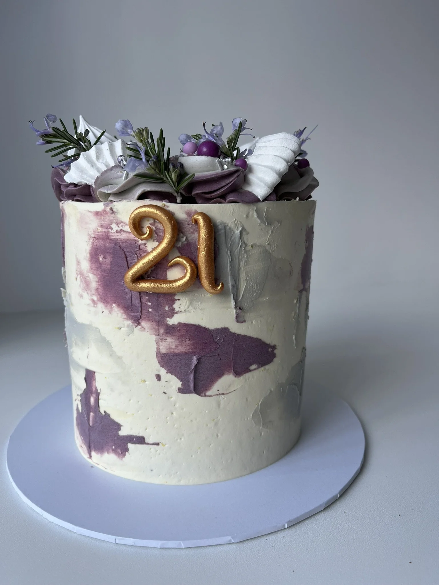 Two tone Colour Accents with Meringues and Greenery