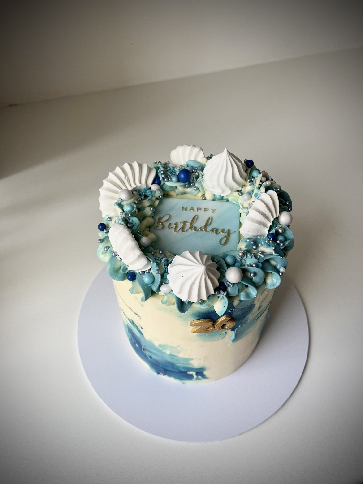 Blue tone cake with meringues