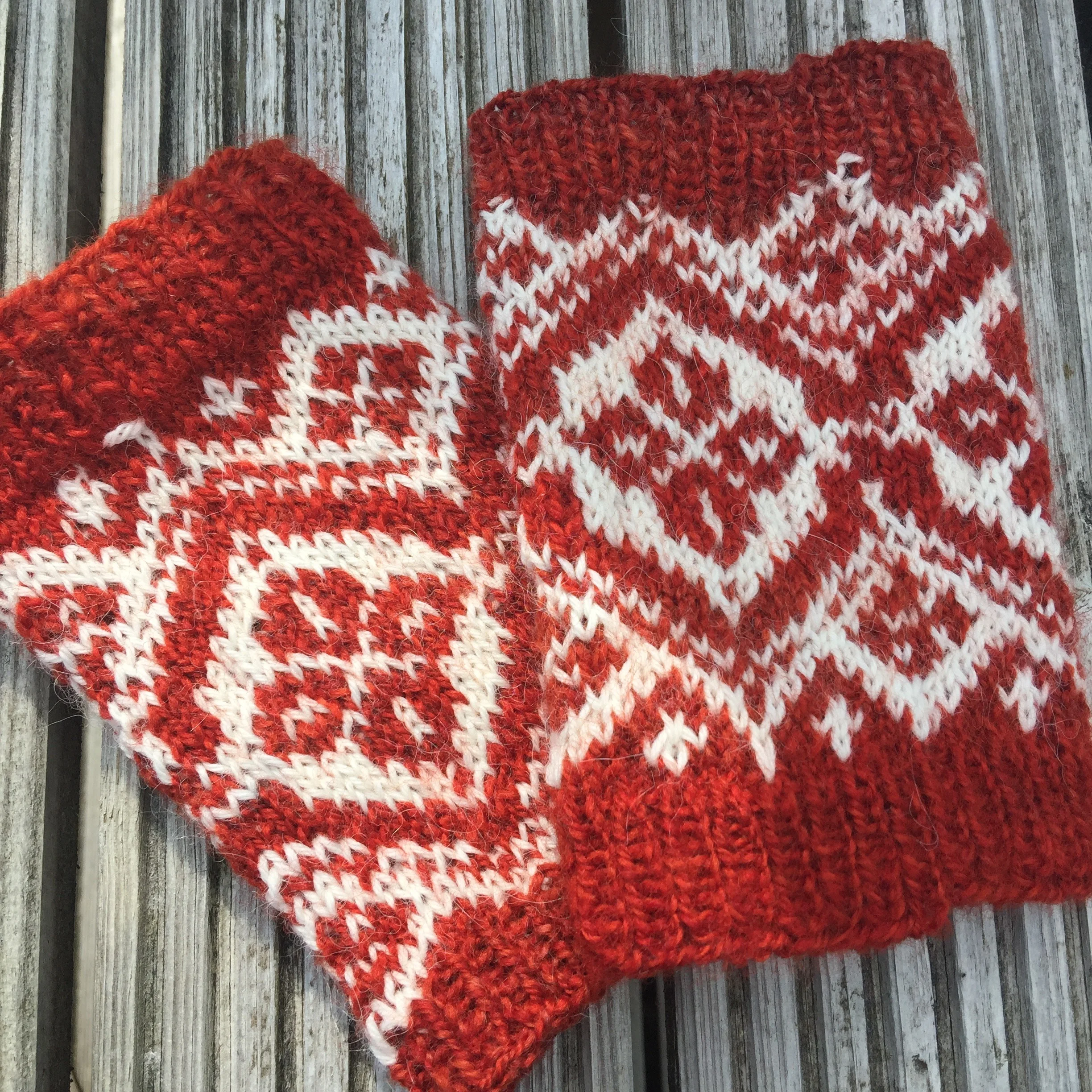 Have a lot of fibre left over, so these are hand/wrist warmers using the same pattern. Haha, I can see some mistakes….but I dont at all mind :)