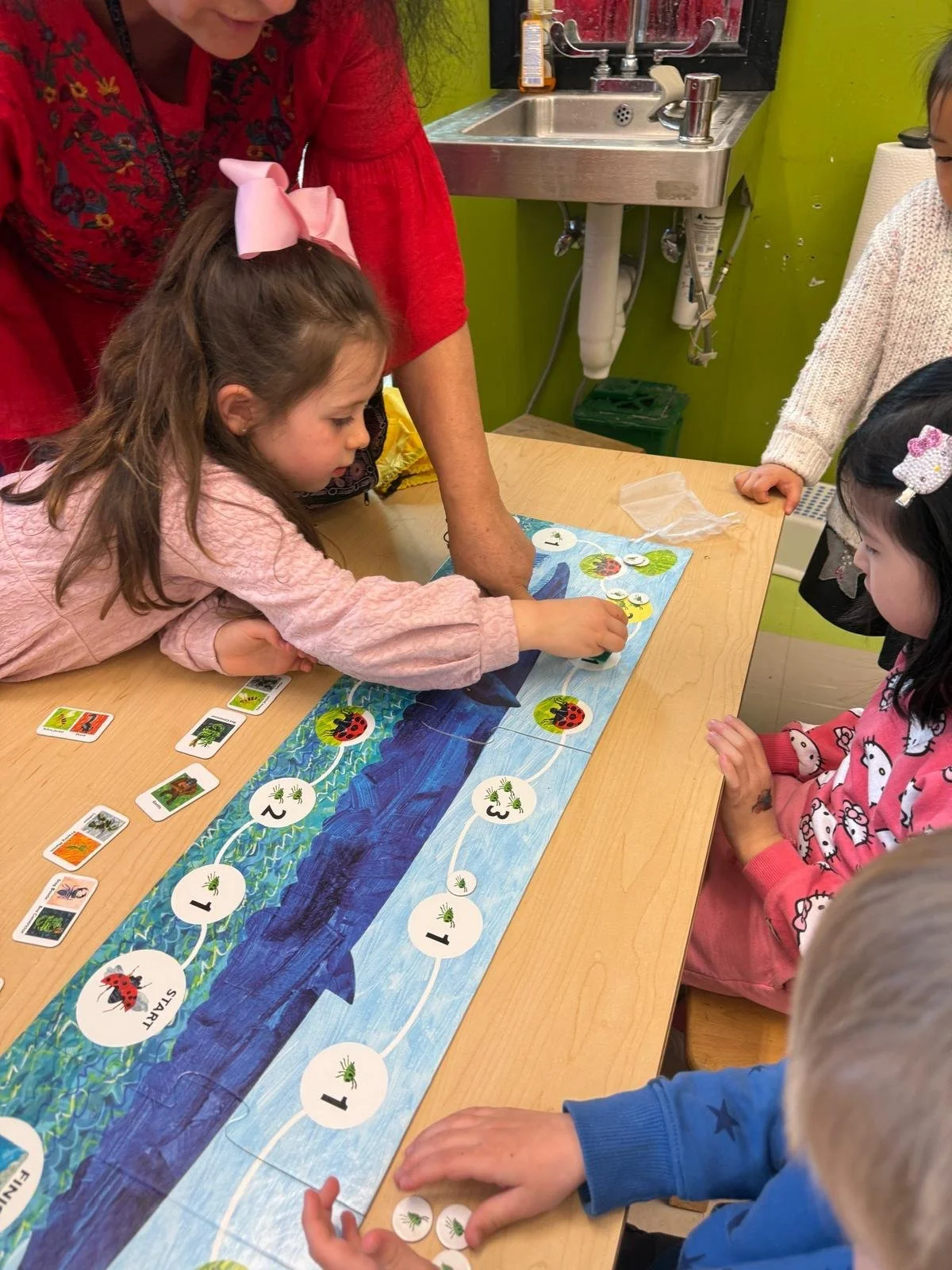 Students playing a counting game in Spanish with their teacher