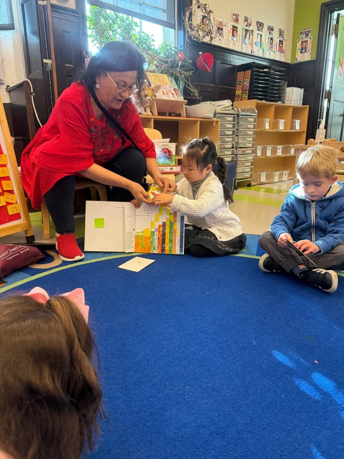 A teacher reading with students in Spanish