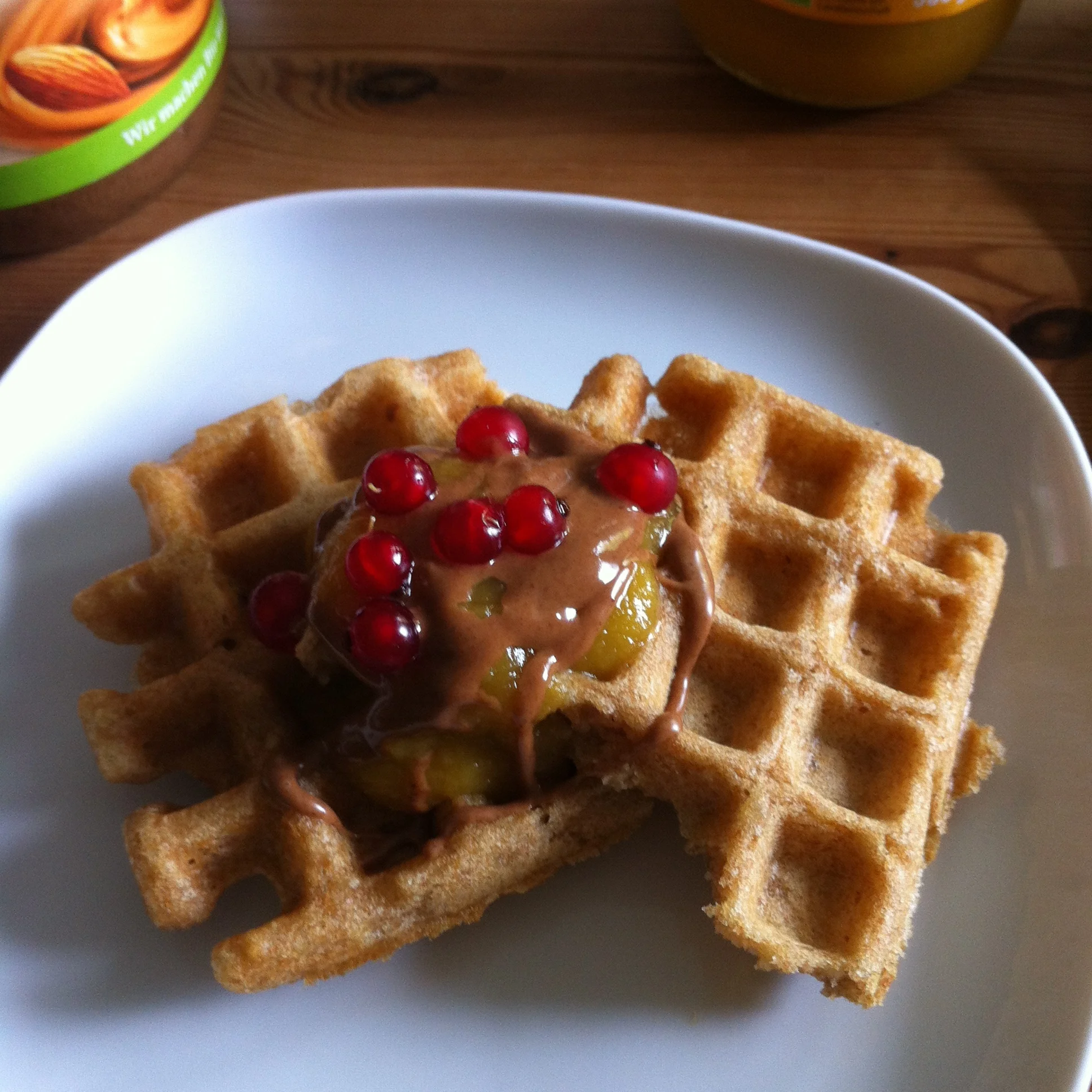 Dinkelwaffeln mit Mandelmus, Mangomus und Johannisbeeren