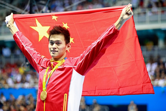 gold-medalist-yang-sun-of-china-brandishes-correct-chinese-flag-during-the-medal-ceremony-of-day-3-of-the-rio-2016-olympic-games.jpg