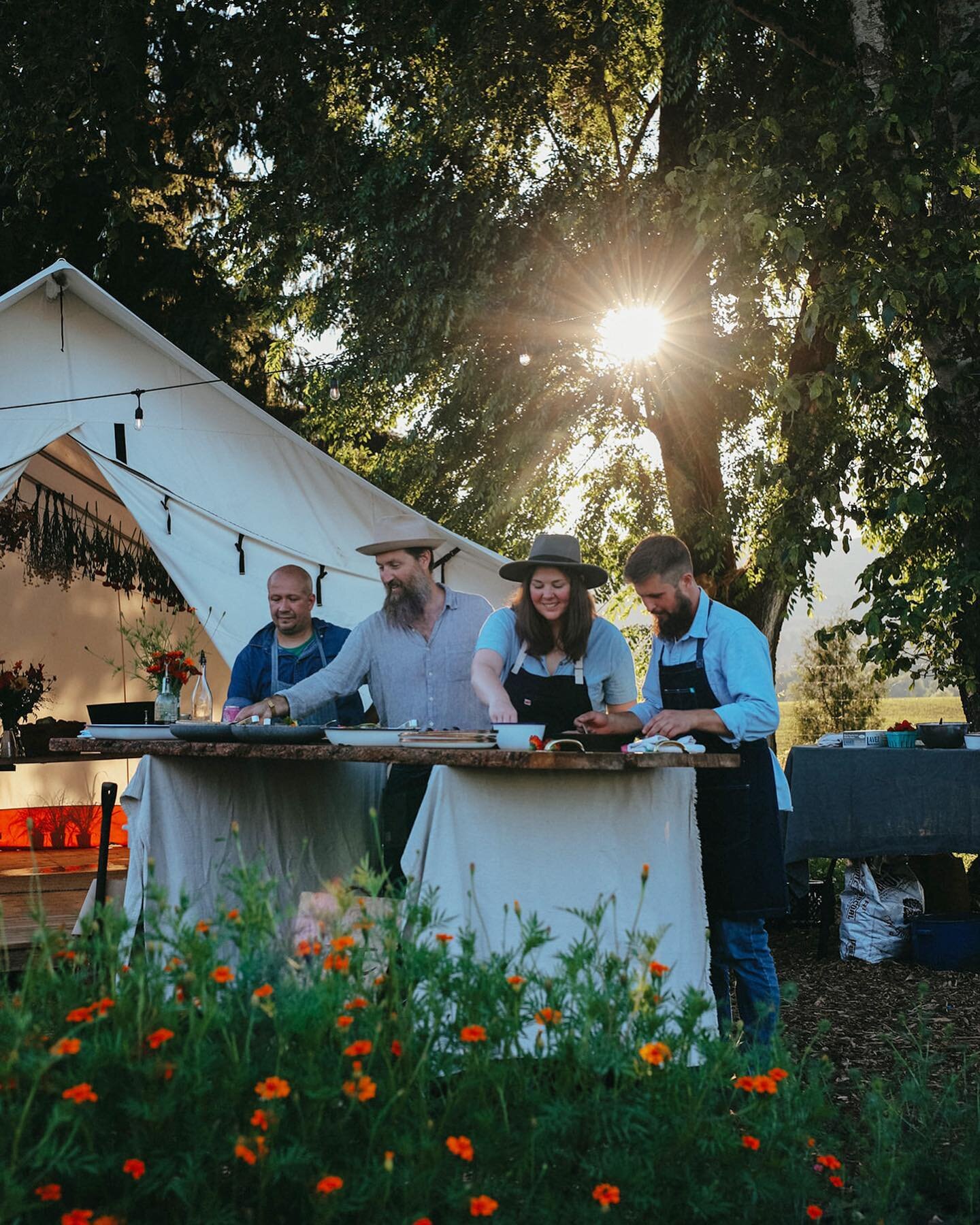 A sweet summer evening spent on Sauvie Island sharing a meal and some live fire cooking techniques with the fine folks @squaremilecider. What a pleasure to be surrounded by the lush gardens and shade-giving trees of @island_farmstudio, what a joy to 