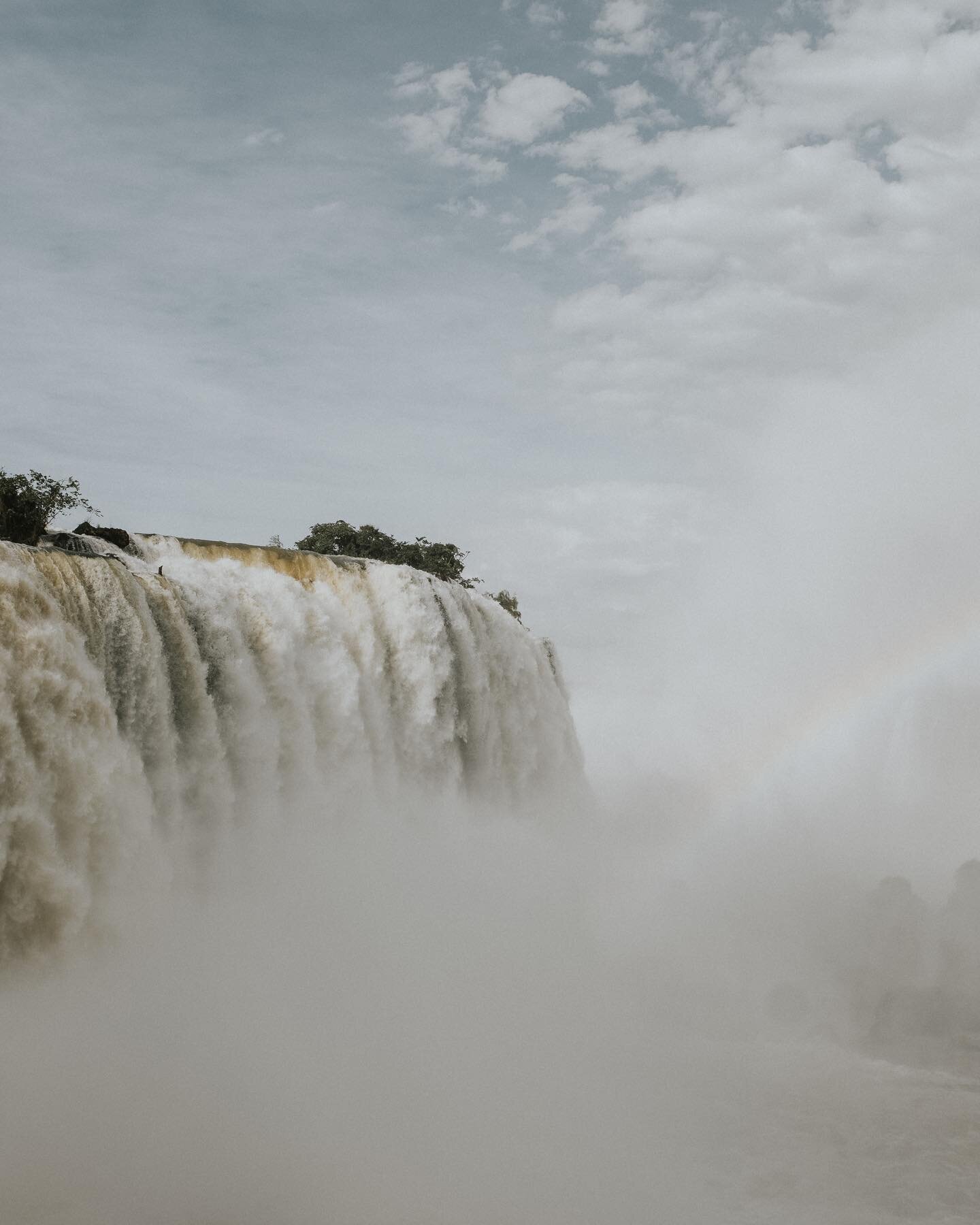 Tudo &eacute; uma coisa s&oacute;.

Somos tudo isso e isso tudo somos n&oacute;s. Essa for&ccedil;a e essa fluidez. Somos essa const&acirc;ncia e esse movimento. Essa energia que chega e que vai embora; que nos atravessa com toda sua intensidade e mi