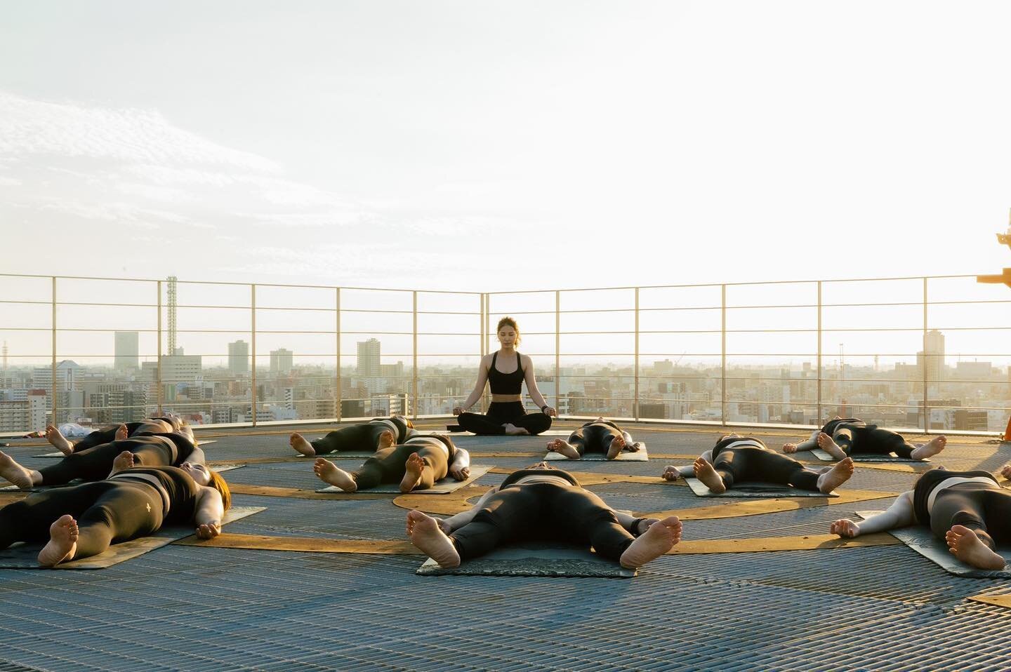 💛Rooftop Sunset Yoga💛 
Feel the best inside you🧘🏻&zwj;♀️
Photo / Video shooting at heliport.
When the sun goes down, with gorgeous views, flow yoga lesson! by @rina.asanuma 

Promotion @gworksyogastudio 

🎥 coming soon...

⚡️GWORKS YOGA STUDIO⚡️