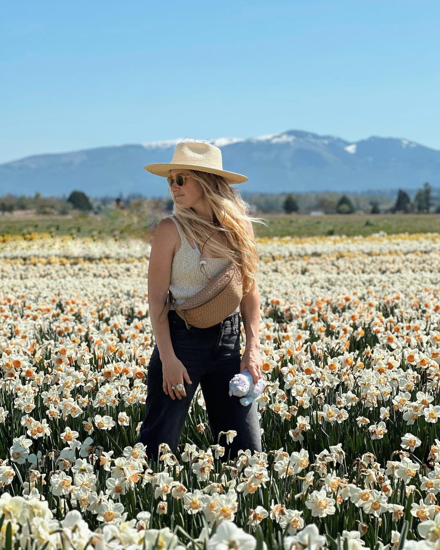 April photo dump: it&rsquo;s giving mom of two comes back to life&hellip;

Tulip fields with Kota but couldn&rsquo;t get her to pose with me in the daffodils so that&rsquo;s just rainbow kitty and me 

 Lots of unexpected sunny warm days at the lake 