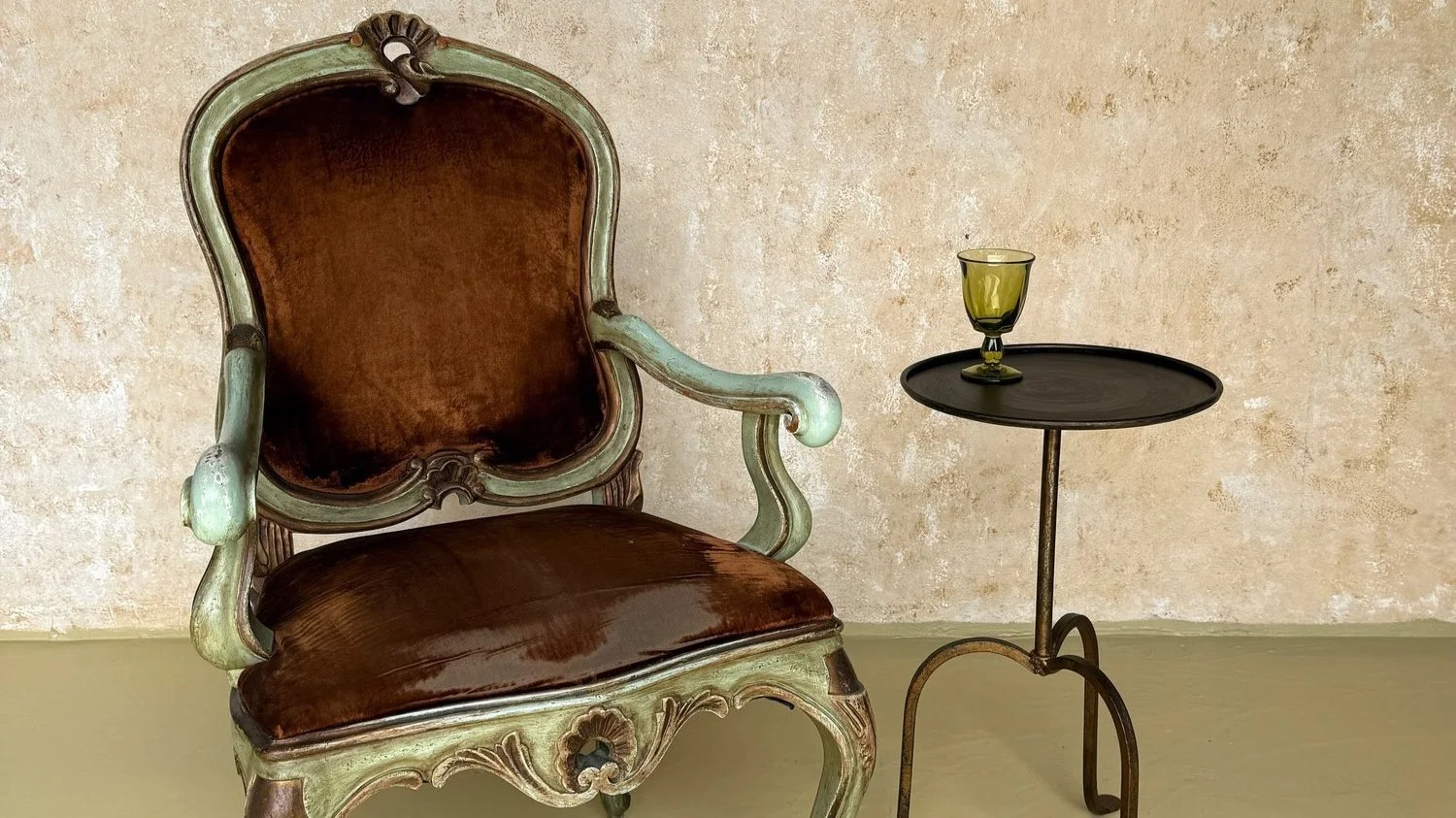 Small Spanish Iron Drinks Table on an Elevated Tripod Base  (TG0225-62)