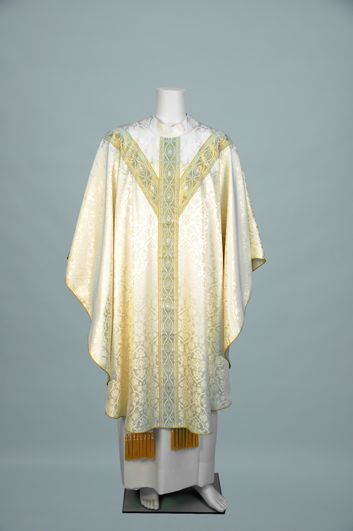 Gothic Chasuble Old Normandy offwhite w 3003 white gold (f) 1.jpg
