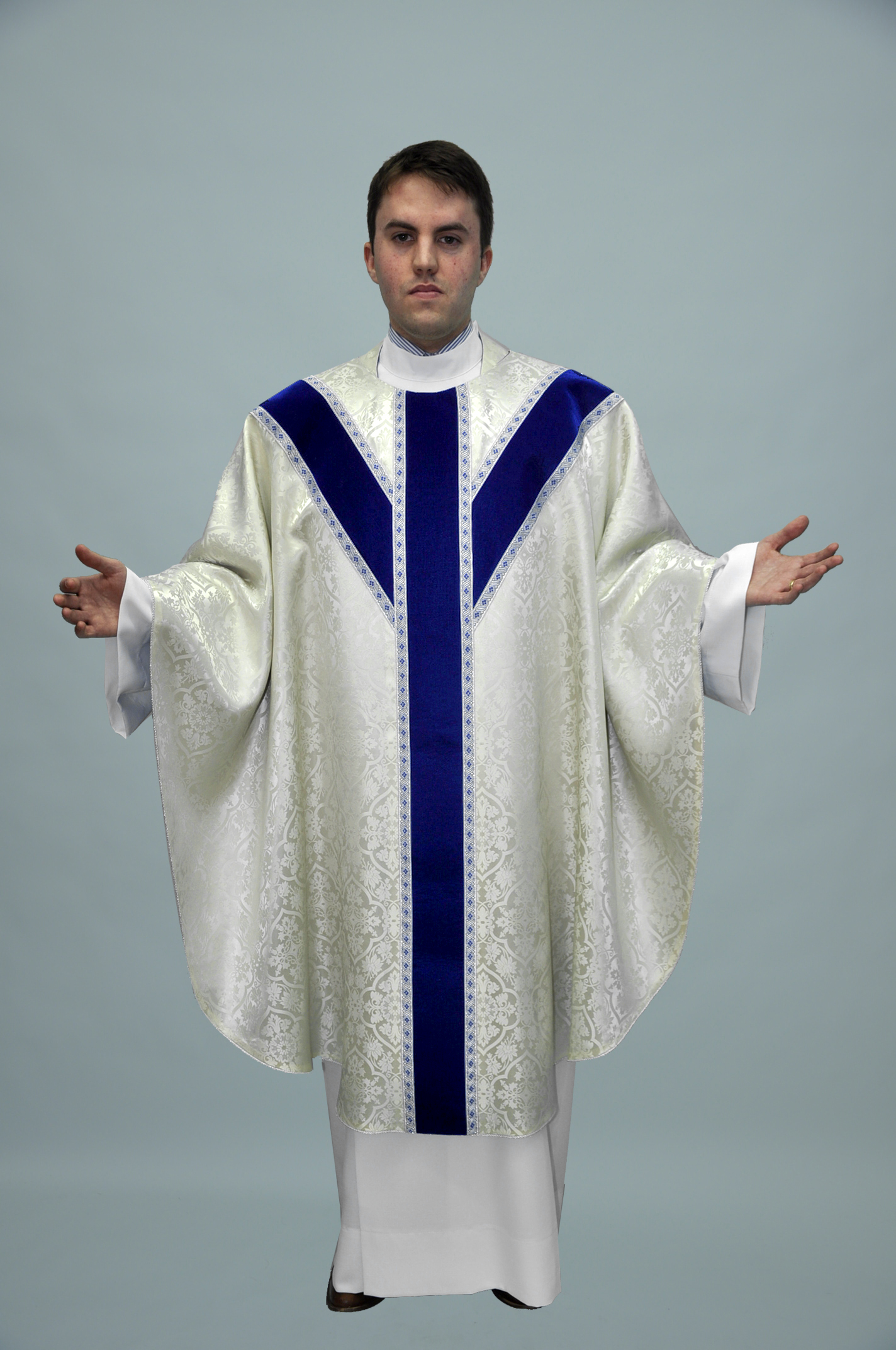 Gothic Chasuble Old Normandy offwhite W velvet blue & 3016 blue silver (f) 1.jpg