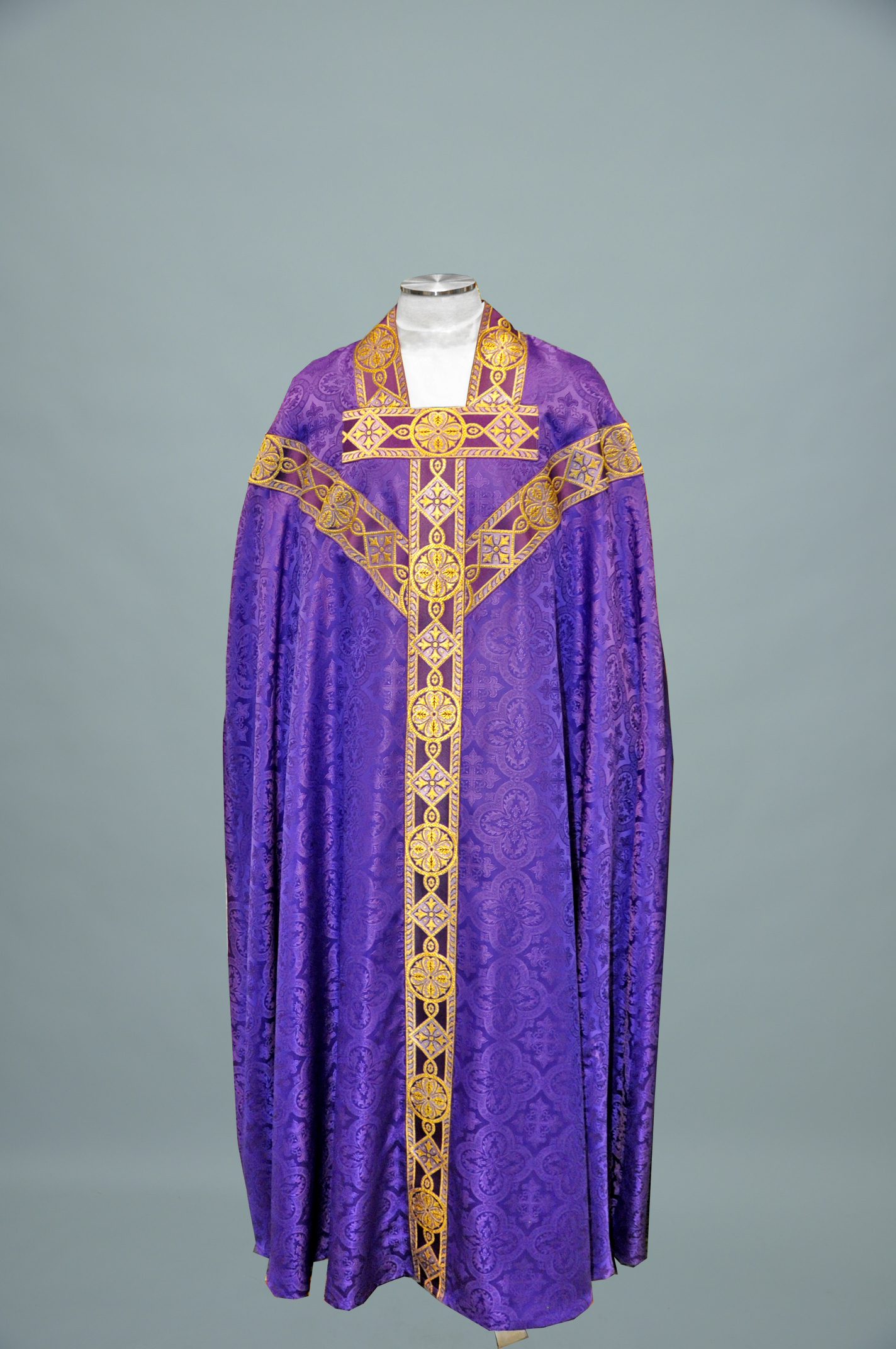 Conicle Chasuble Davinci Purple W 1180 Purple gold (f) 1.jpg