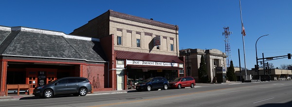 Past & Present Home Gallery, as approached from the north on Broadway