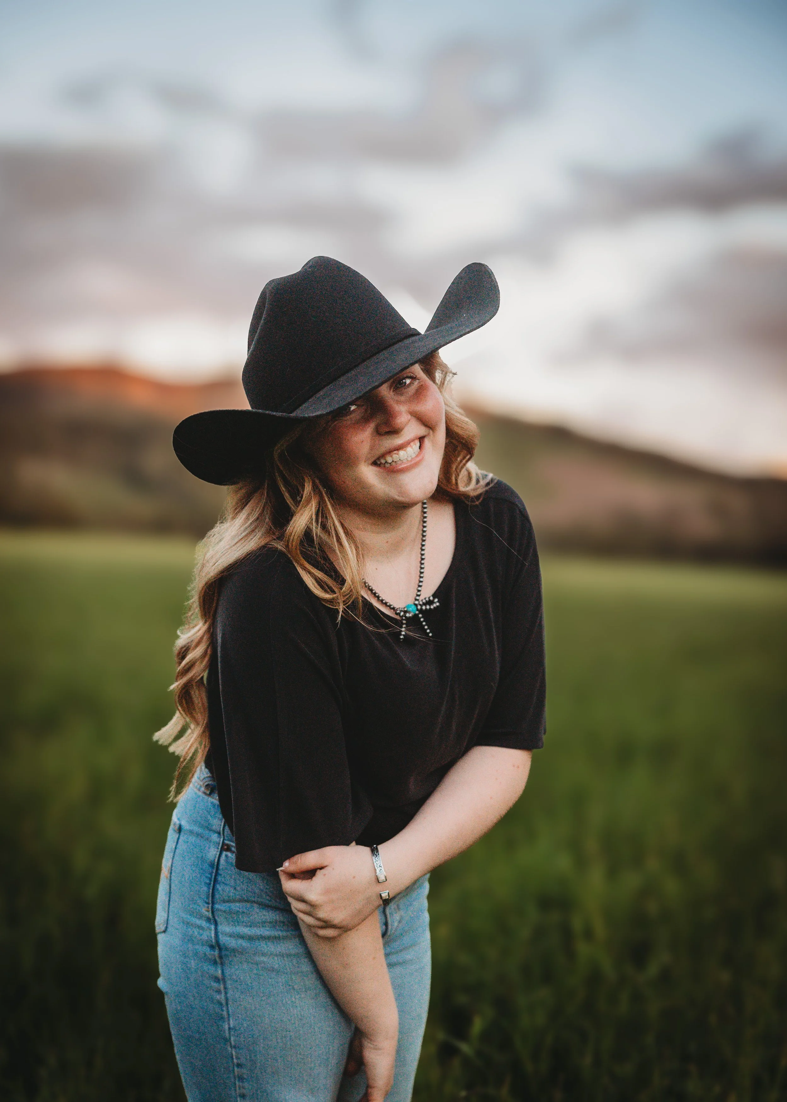 Senior photo inspiration in North Idaho, Coeur d’Alene, and surrounding areas. Golden hour portraits, outdoor senior sessions, and natural light photography ideas.