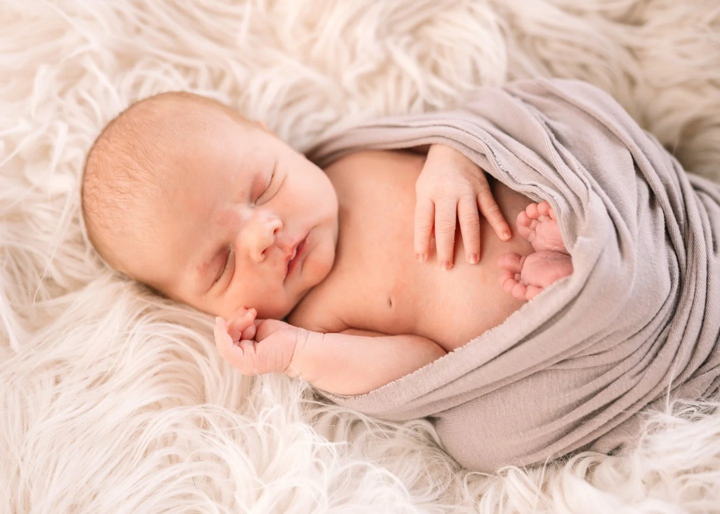 Expecting this soon?

The best time to book your newborn session is during your second trimester.

Calm studio.
Soft wraps.
Slow mornings.

Now reserving Spring due dates 🤍