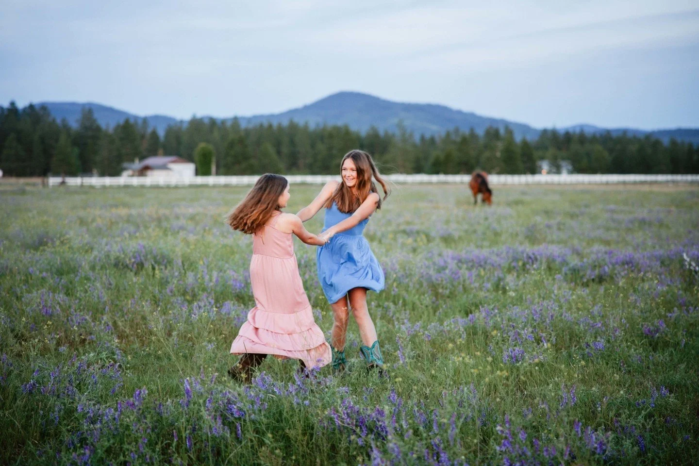 Spring in North Idaho just hits different.

Longer light.
Fresh air.
Movement.
Connection.

Spring portrait dates coming soon 🌿

*
*
*
*
*
#northidahofamilyphotographer #cdafamilyphotographer #coeurdalenefamilyphotographer #springfamilyphotos #lifes