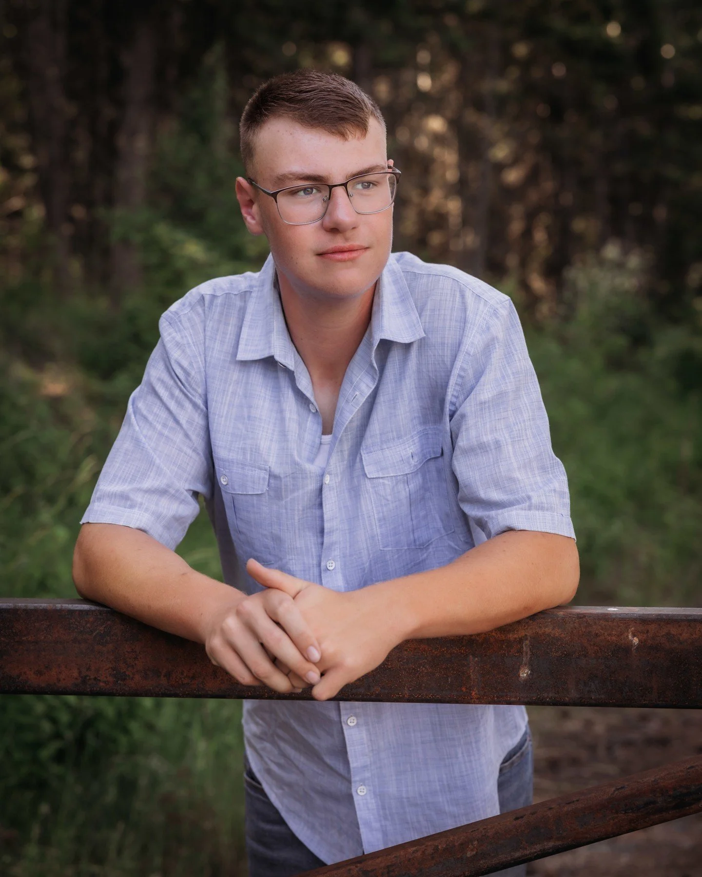 Your senior session should feel like YOU.

Not Pinterest.
Not a copy.
Not forced.

Confident.
Natural.
Authentic.

And for many families, this is also the perfect time to update family portraits while everyone is together.

A short family session can