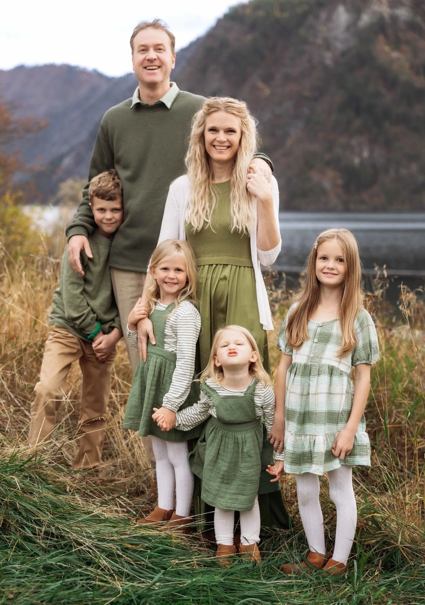 Spring portrait tip:

Layer, don&rsquo;t match.

Soft neutrals.
Light textures.
Movement-friendly outfits.

More details about Spring Sessions coming this week 🌿