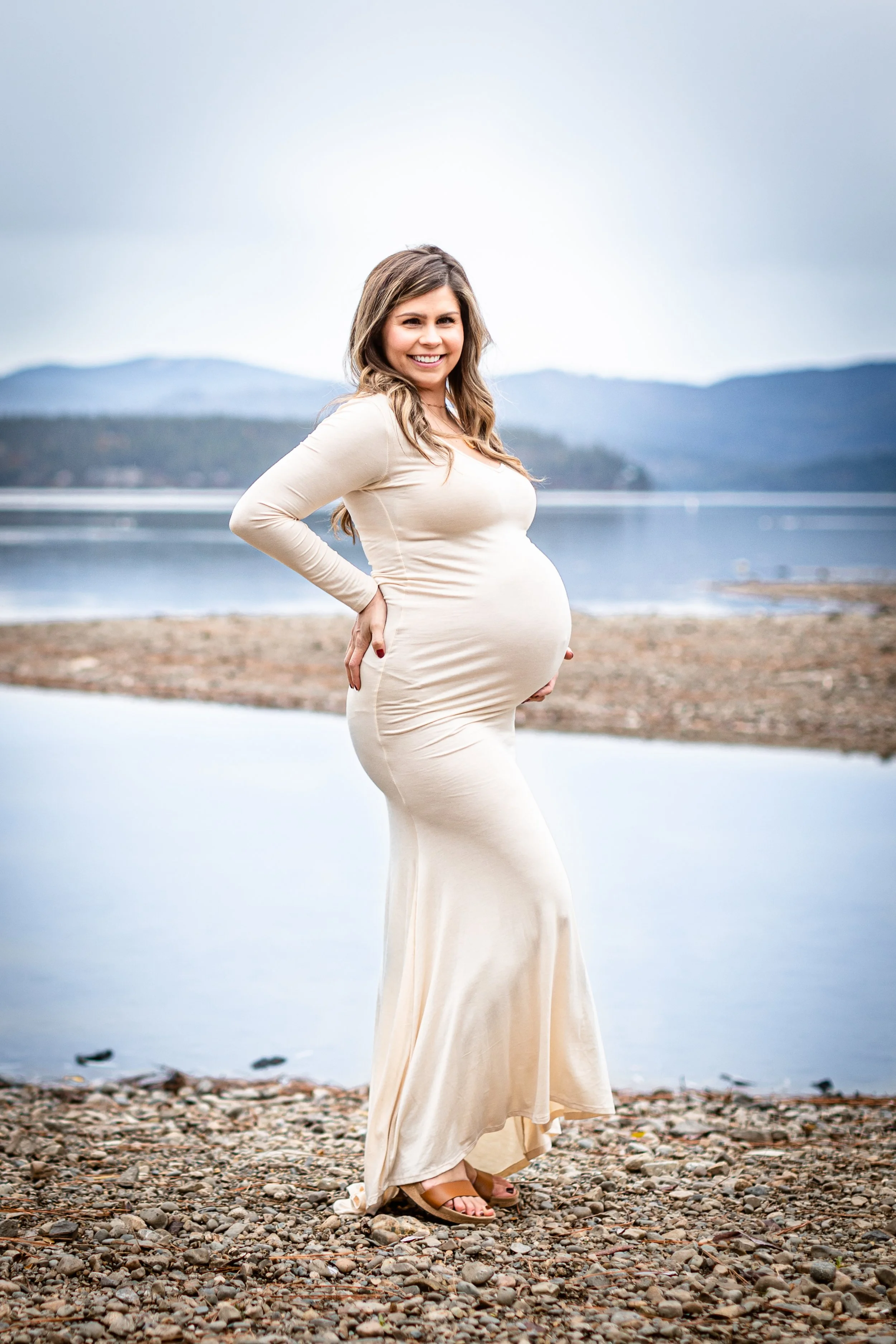 A quiet moment of anticipation captured in the soft evening light. This maternity portrait reflects the calm, powerful beauty of pregnancy before the arrival of a new little life.
