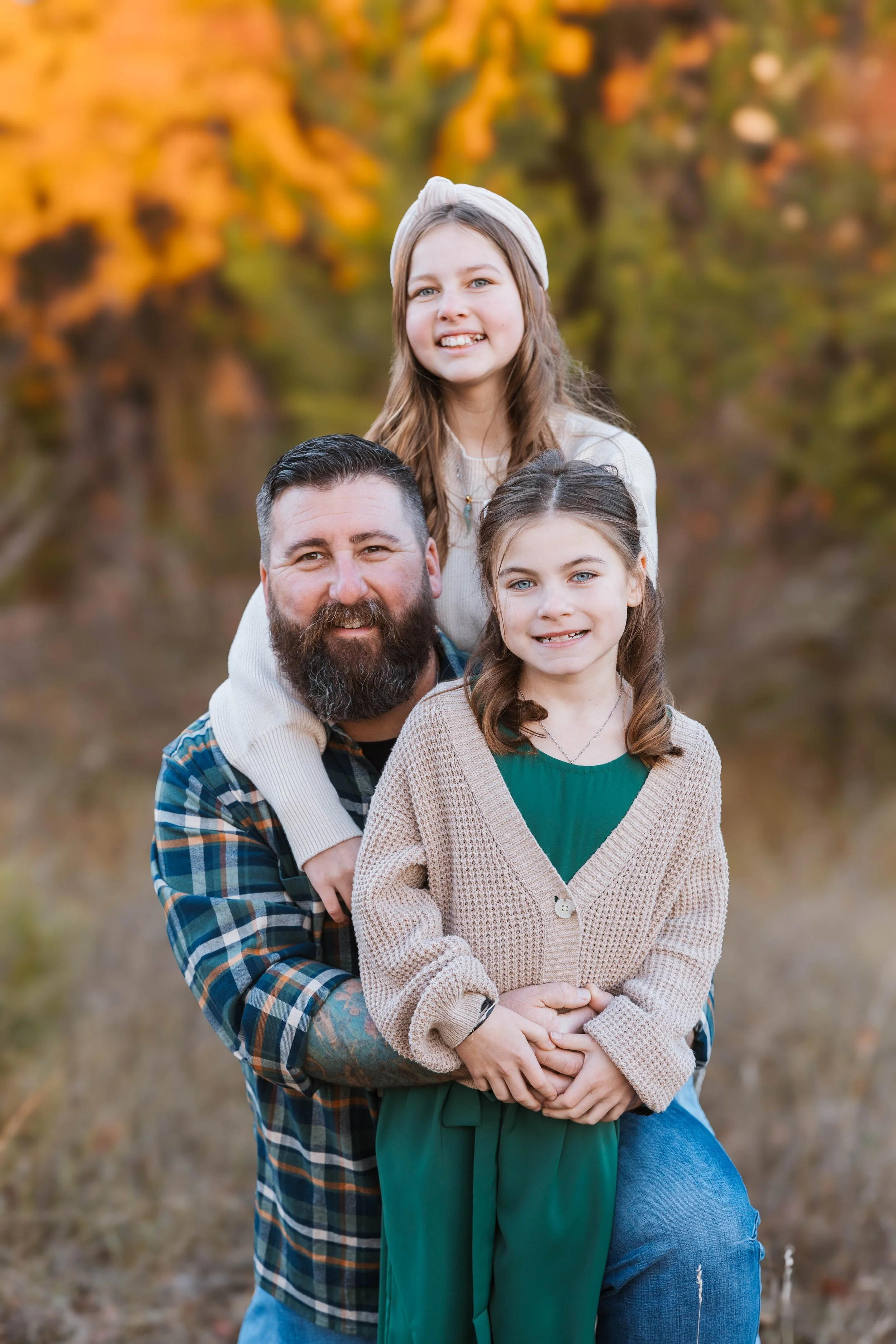 DadWithDaughtersOutsideIdaho