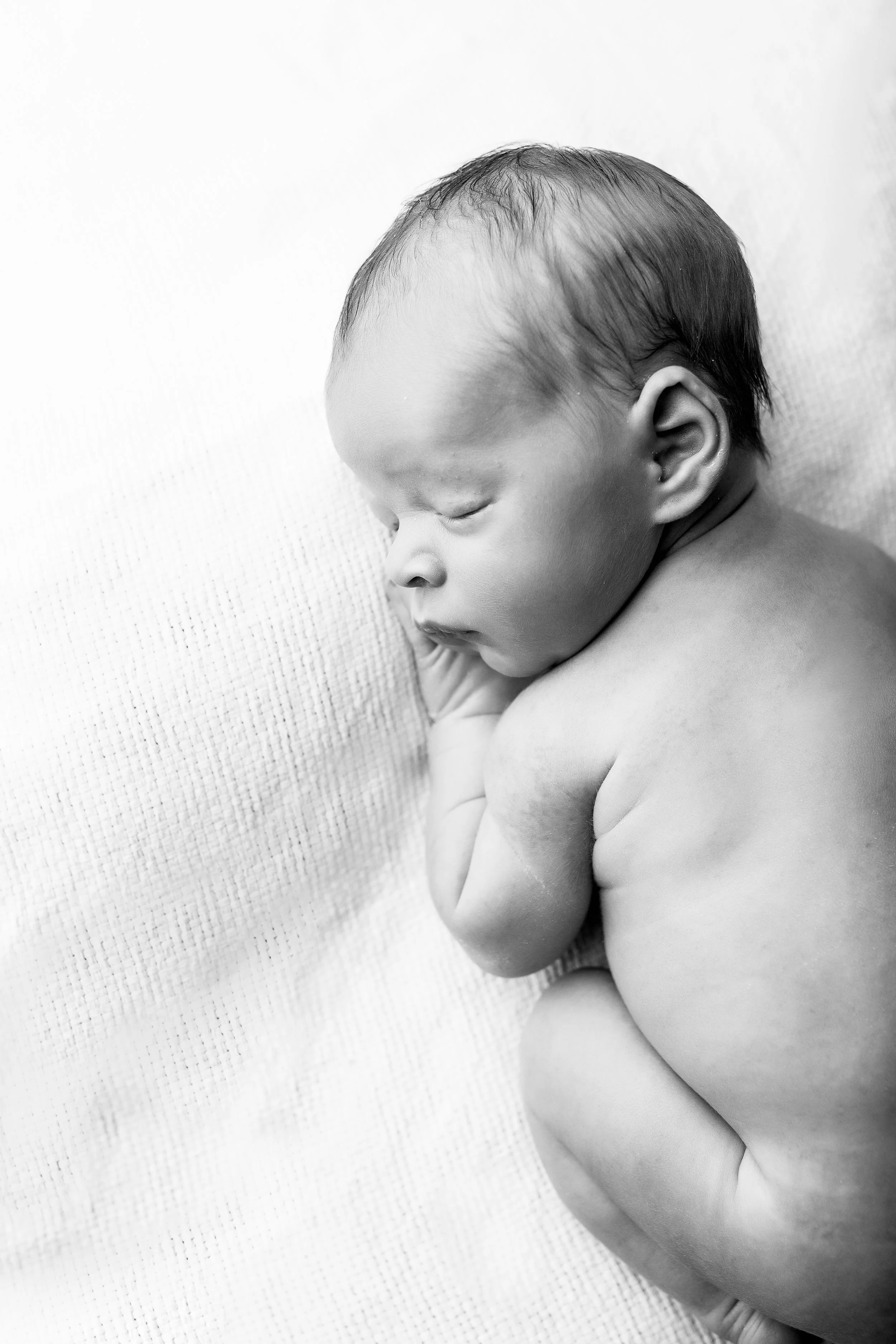 black and white baby simple and timeless newborn session coeur d'ALENE studio