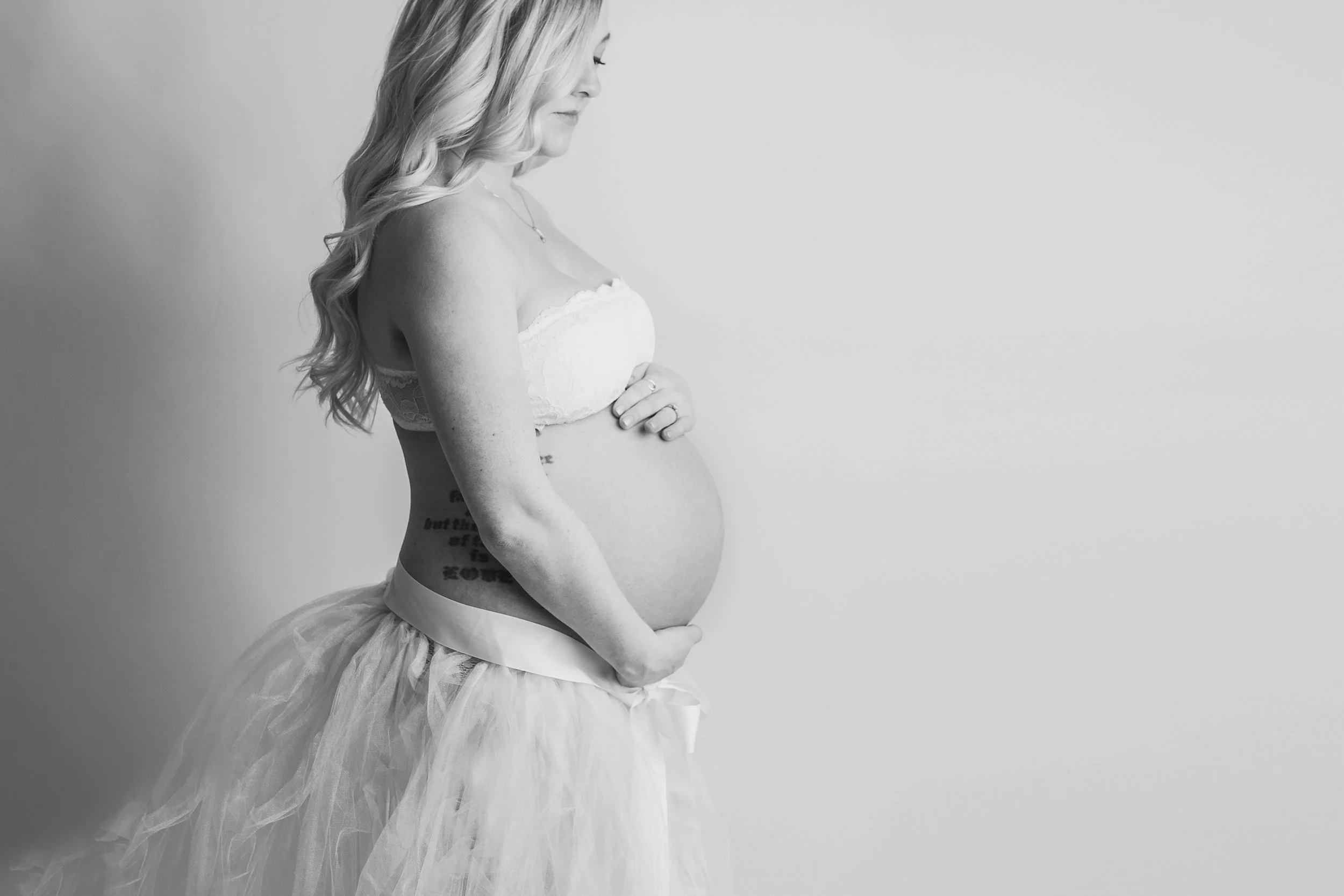 Pregnant mother in Athol idaho maternity sesion