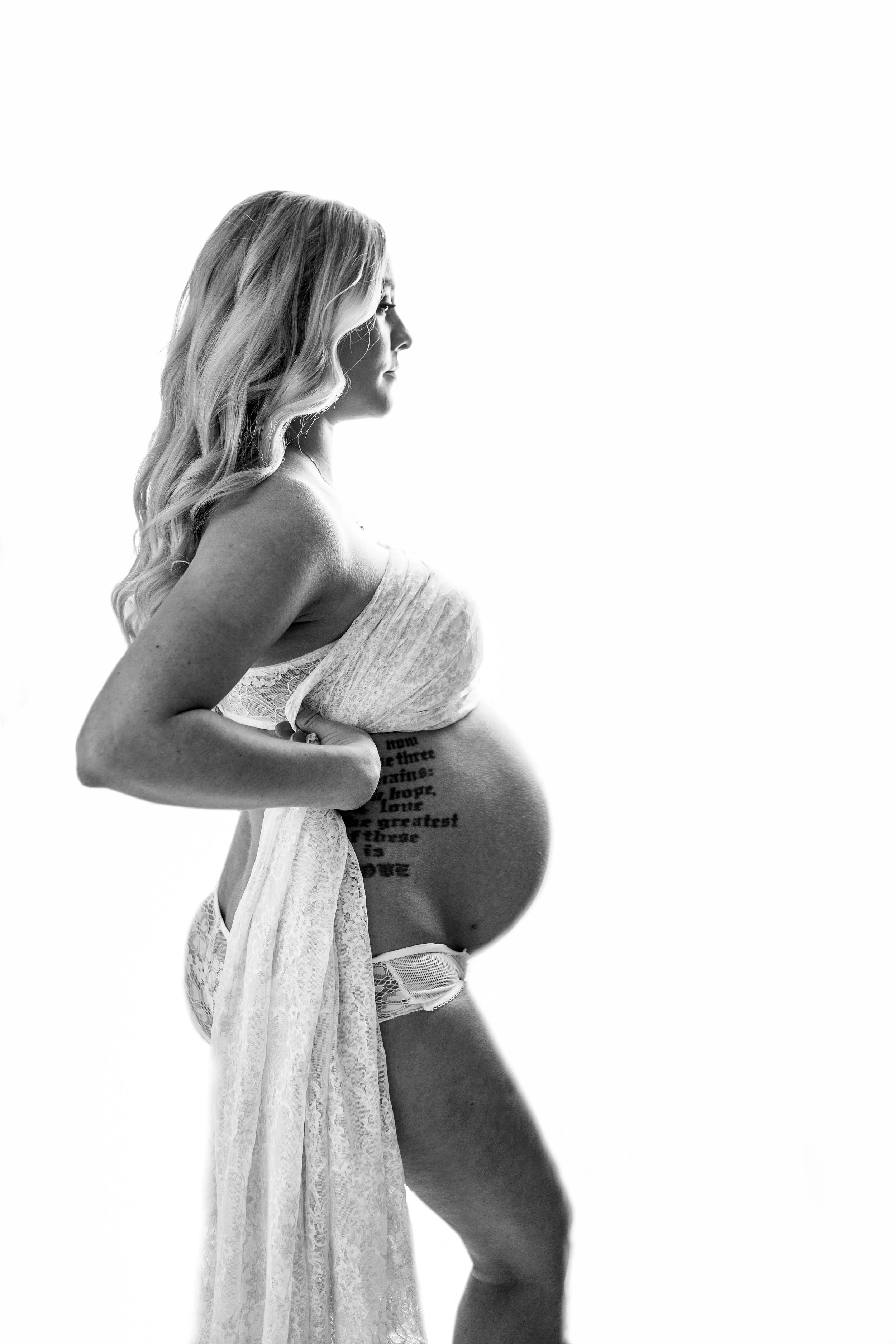 Pregnant mother in Athol idaho maternity sesion