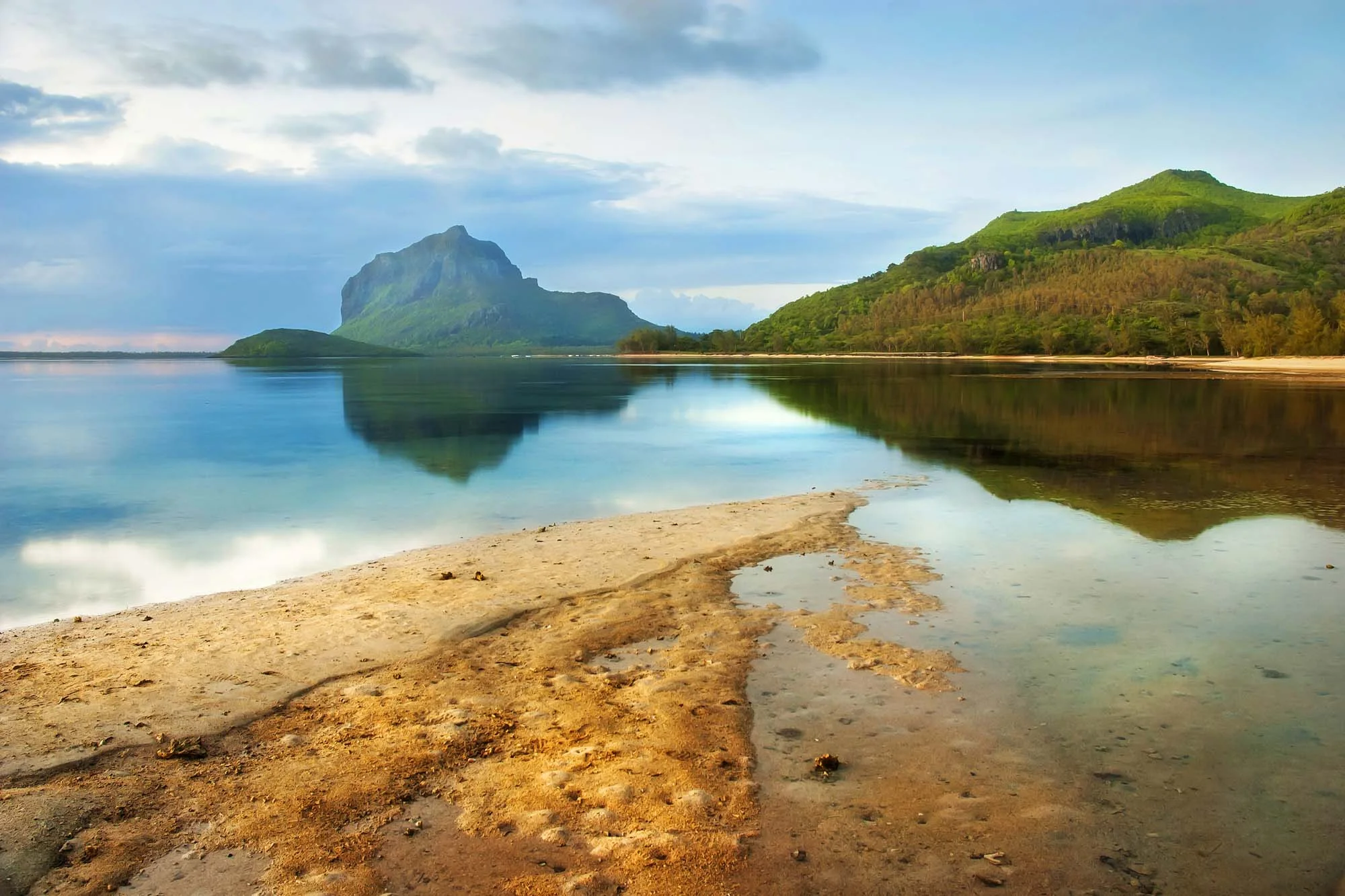 Le morne from beach of La Prairie.jpg
