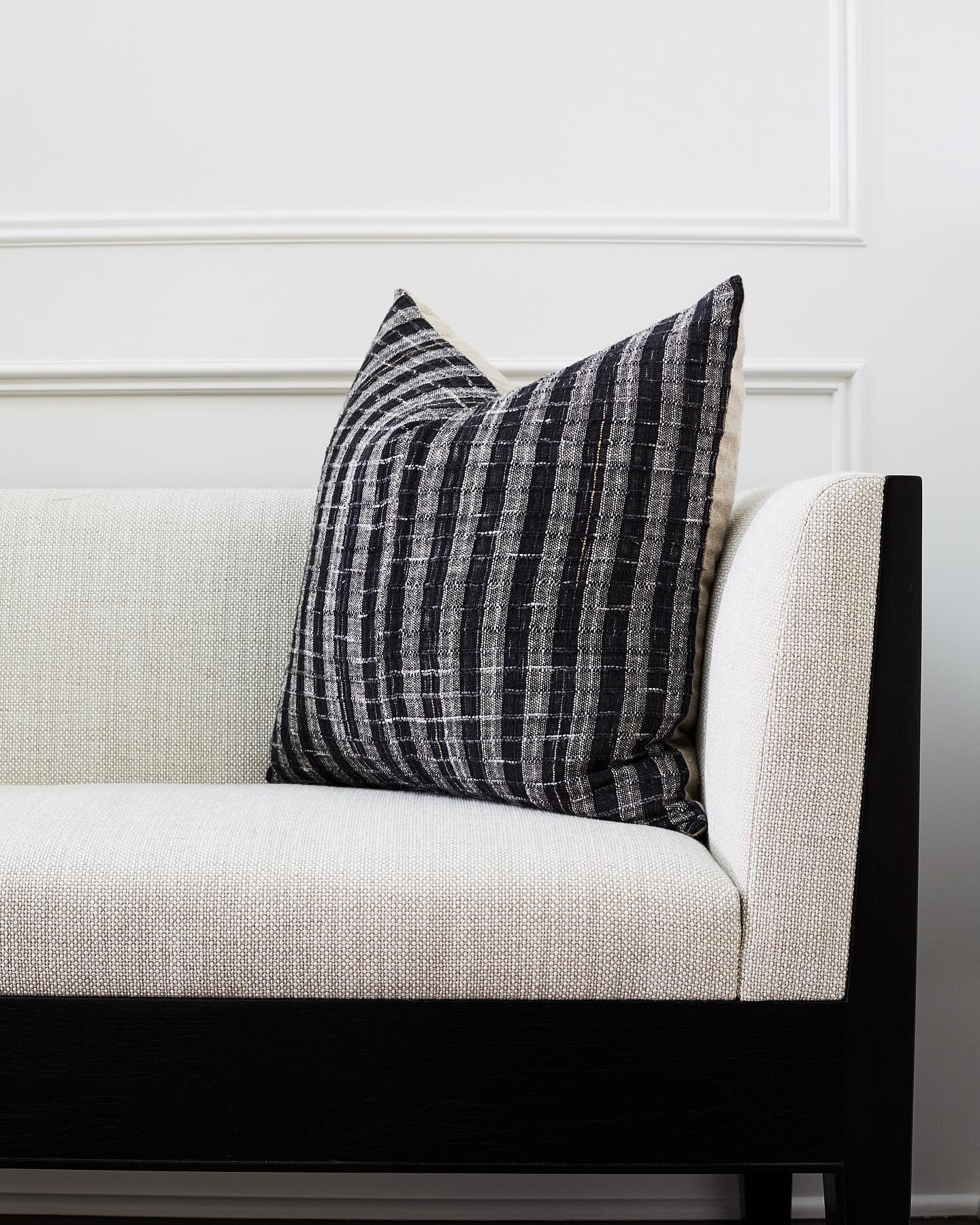 Custom ebonized bench upholstered in Coraggio linen paired with our Palisades Georgian project last year.

#bartainteriors #interior-design #designer #interiors #custom-design #furniture #furniture-design #currentdesignsituation #lovewhereyoudwell #i