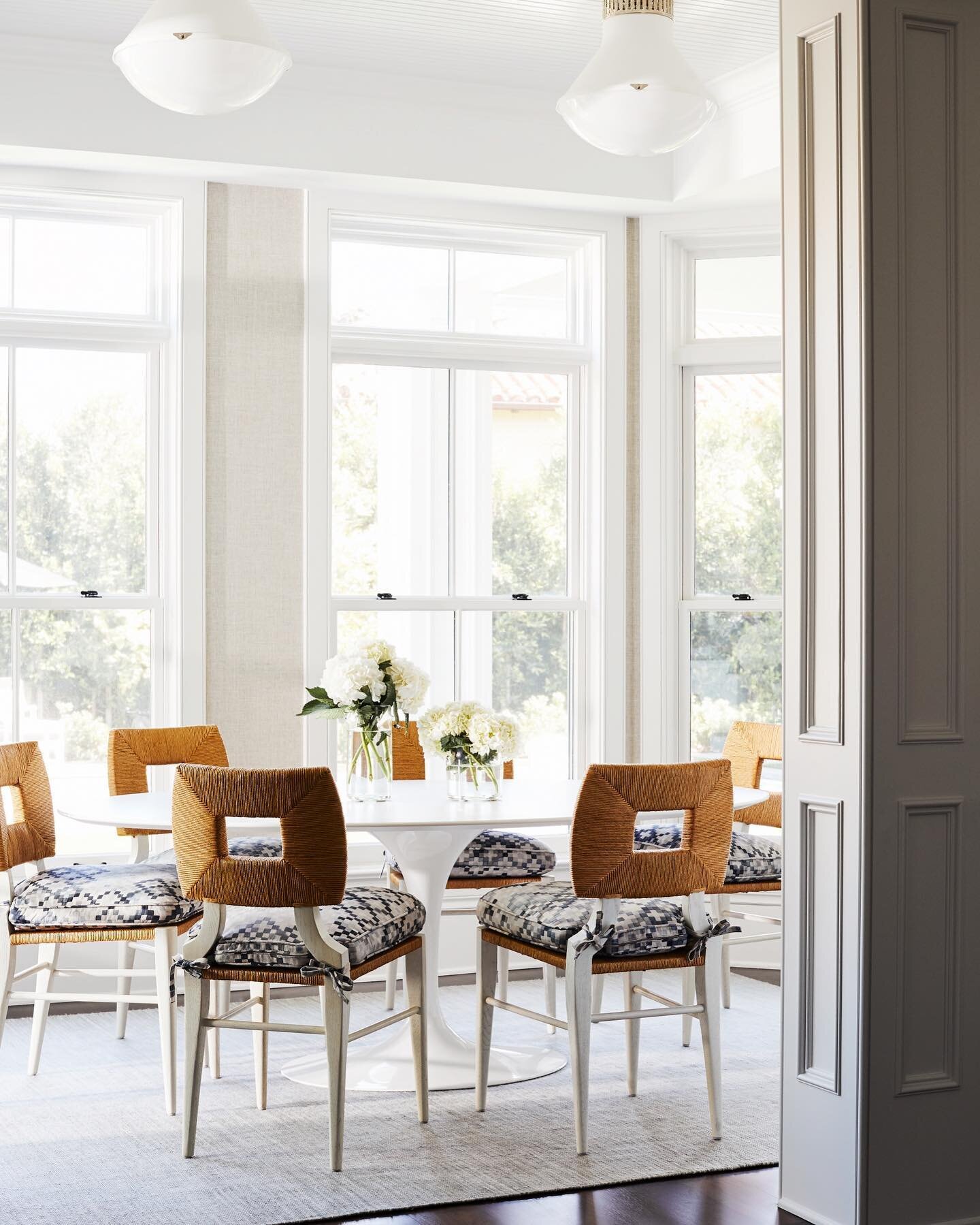 Serene breakfast room for this Georgian home. Love this @marcphillipsrugs paired with these @hollywoodathome chairs.  Always love lighting from @urbanelectricco, always makes a room complete! Photo credit @trueoneill 

#bartainteriors #interior-desig