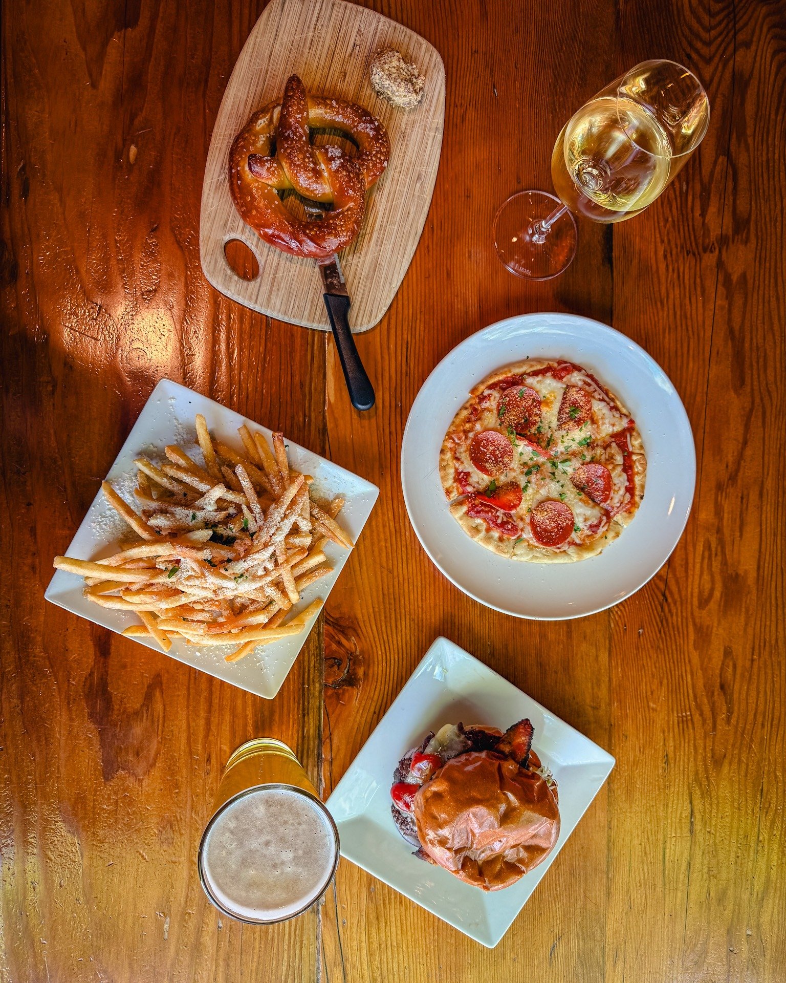 It&rsquo;s Thursday, which means it's your last chance for Happy Hour this week! 🍷🍻

Swing by 2&ndash;5 PM today for $1 off draft beers, $8 wine pours &amp; food specials!

Plus, don't forget to check out our new menu! 

Current Soup: Beef chili ( 