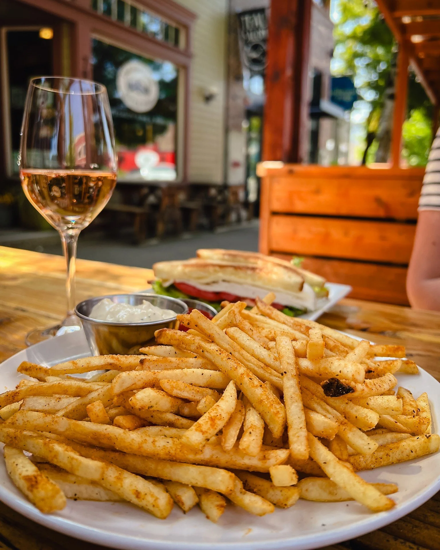 Happy Sunday! This weather. ☀️
We&rsquo;ve got the fries, the pours, and the perfect spot.