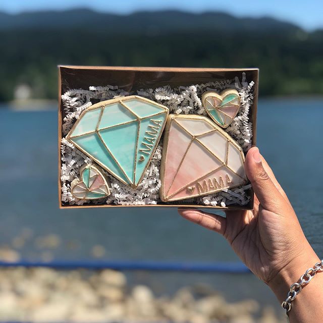 The most beautiful cookies we ever did see. These cookies are delicious and the attention to detail amazing! Thanks @cookies.to.crumbs we will be ordering more cookies soon! .
.
#blog #blogging #vancouverblogger #yvrblogger #blogger #events #eventpla