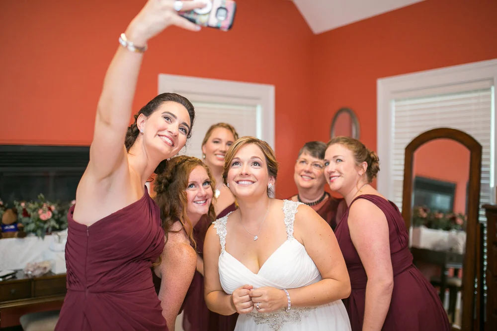 Let me take a selfie | Candid Wedding Photographer in Culpeper, VA | Rustic Wedding Venue
