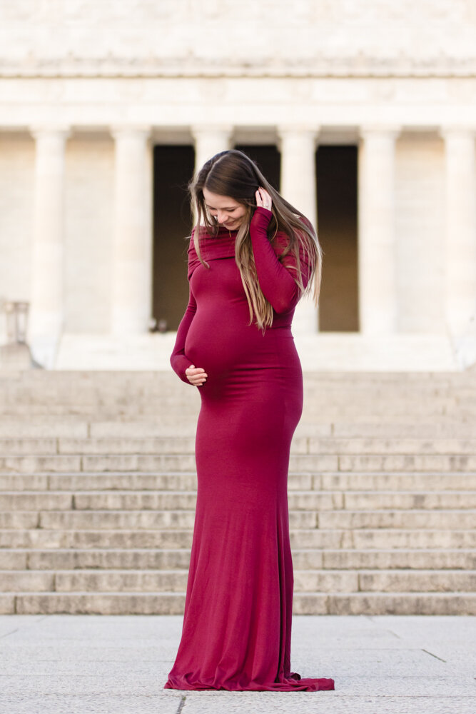 Pregnancy photos at the Lincoln Memorial