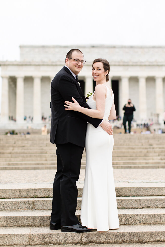 Wedding couple in front of the Lincoln Memorial